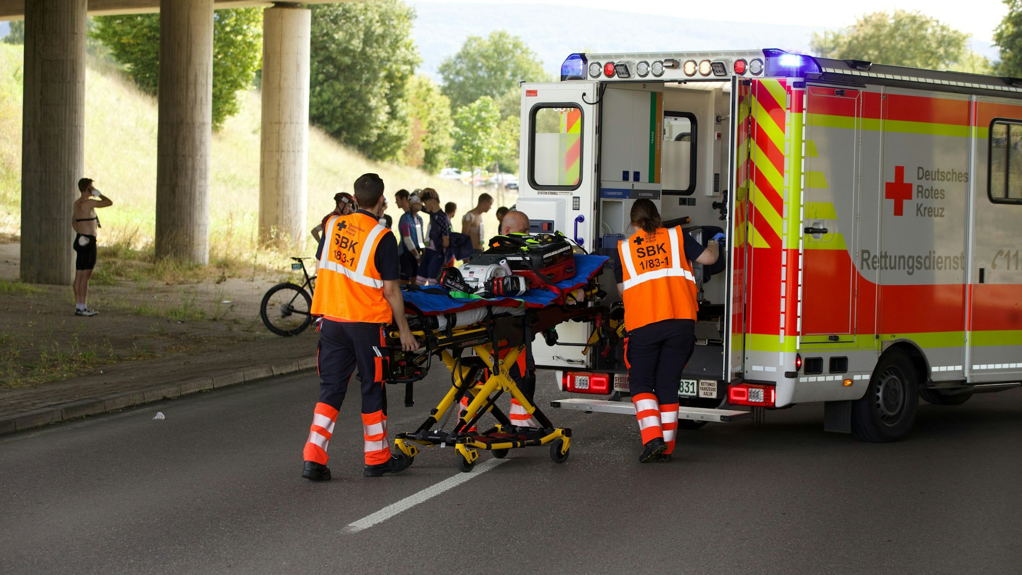 Rettungskräfte nach dem Massensturz beim Riderman-Radrennen bei Bad Dürrheim im Einsatz.
