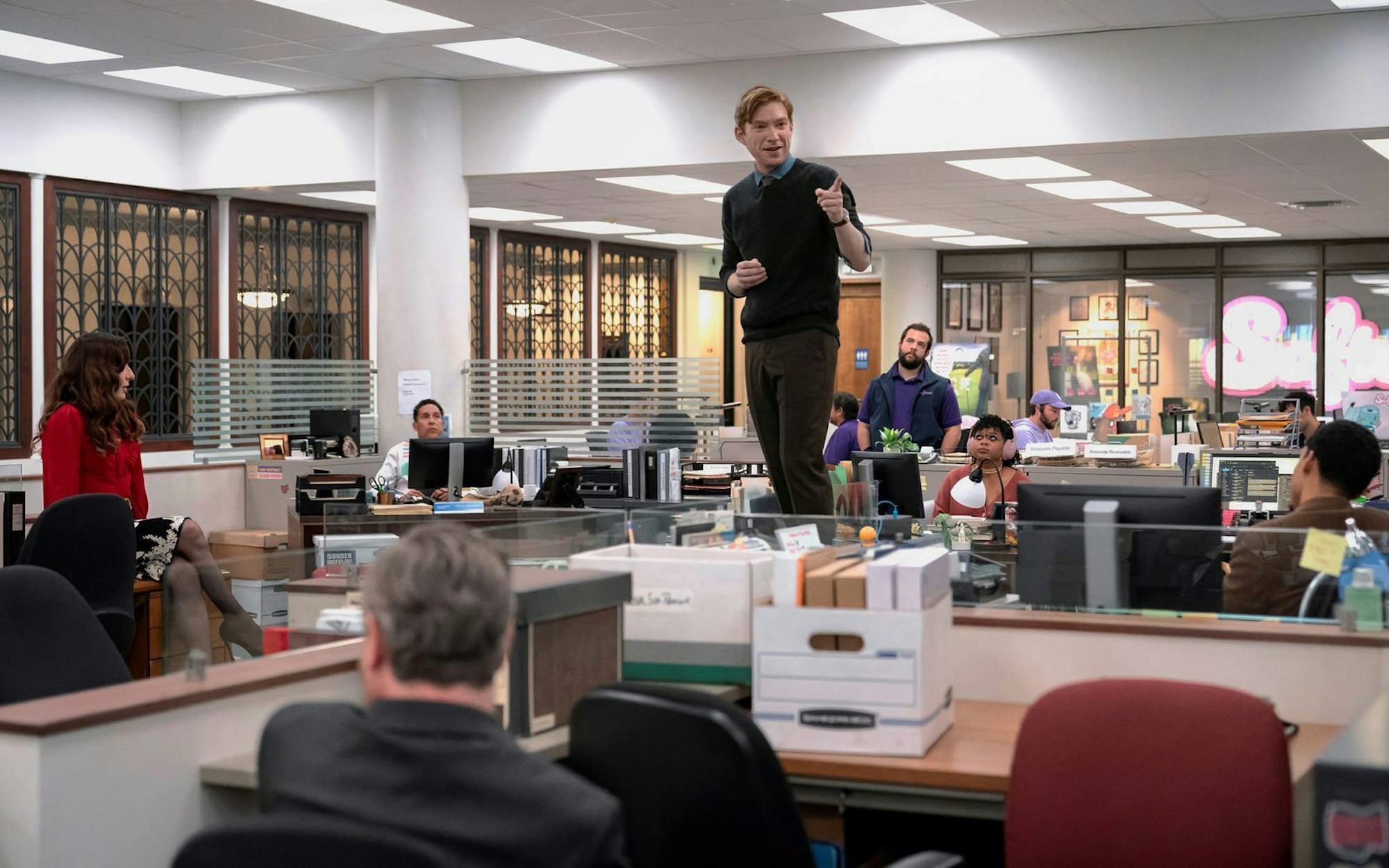 Szene aus der Büro-Mockumentary „The Paper“: „In der Hauptrolle ist Domhnall Gleeson zu sehen.“ (Bild: 2024 Peacock TV LLC)