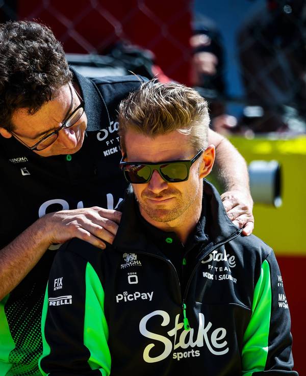 Nico Hülkenberg wird von Mattia Binotto massiert.