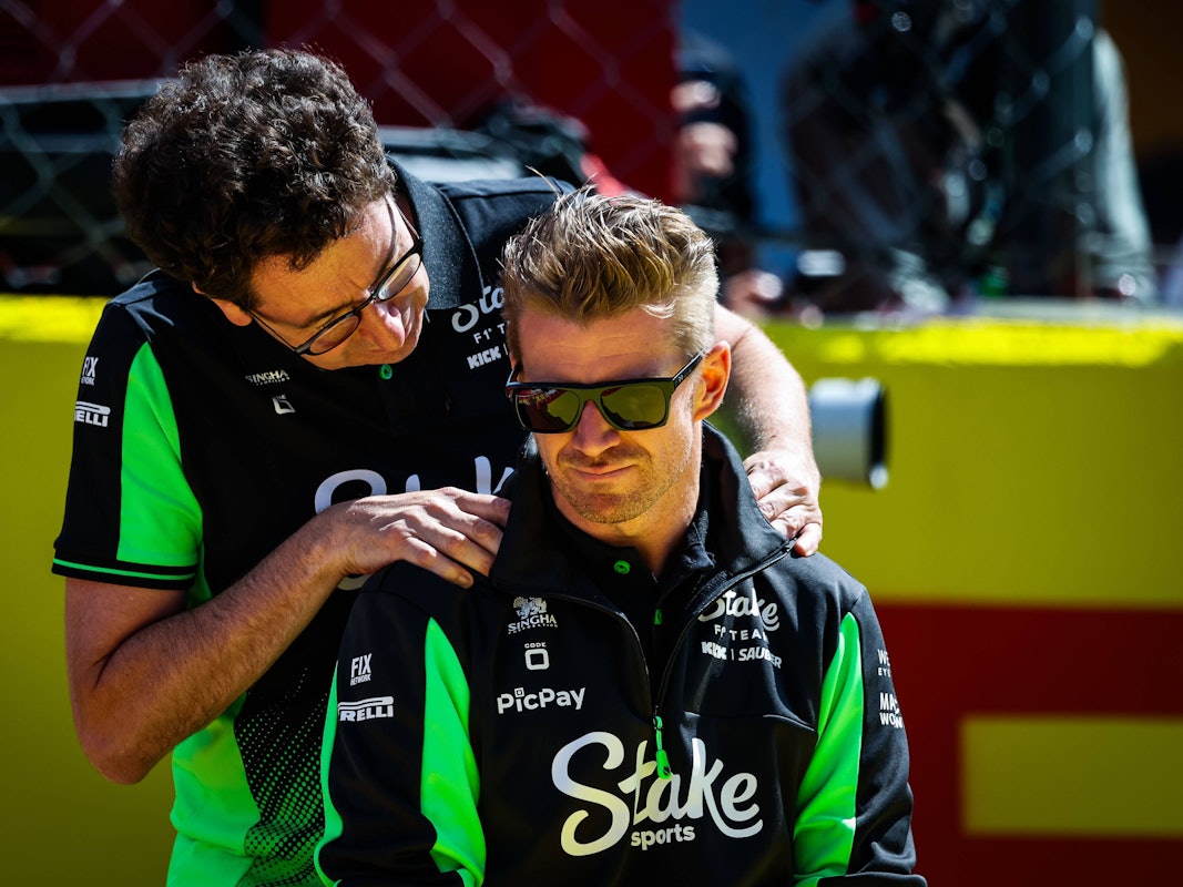 Nico Hülkenberg wird von Mattia Binotto massiert.