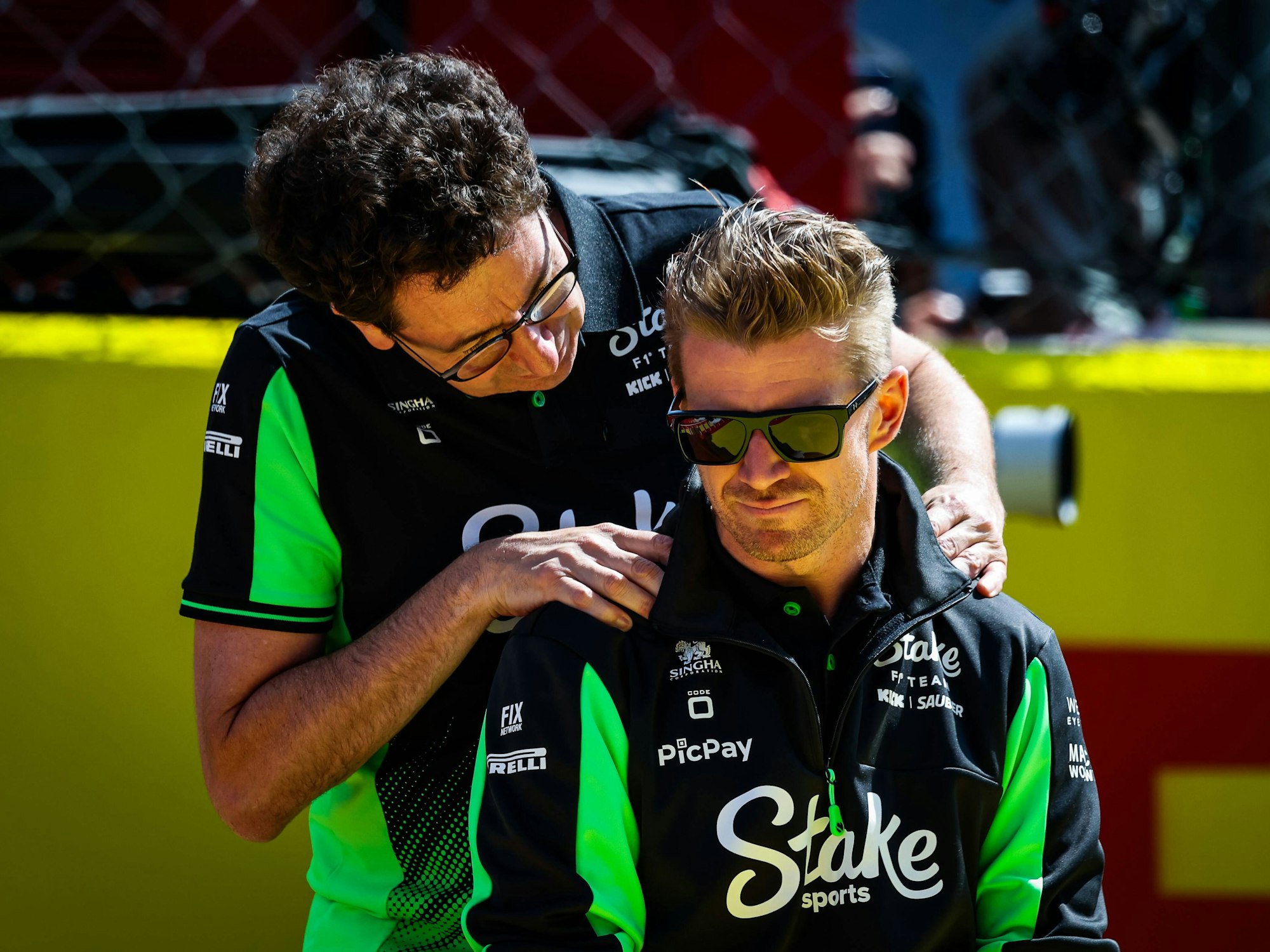 Nico Hülkenberg wird von Mattia Binotto massiert.