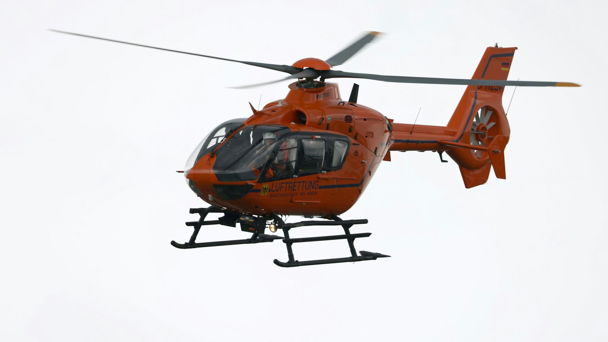 Ein Rettungshubschrauber ist in der Luft.