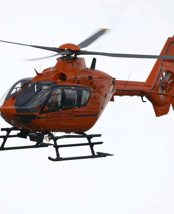 ARCHIV - 27.07.2021, Nordrhein-Westfalen, Leverkusen: Ein Rettungshubschrauber startet. (zu dpa: «Schwerer Unfall: Drei Menschen verbrennen in E-Auto») Foto: Oliver Berg/dpa +++ dpa-Bildfunk +++