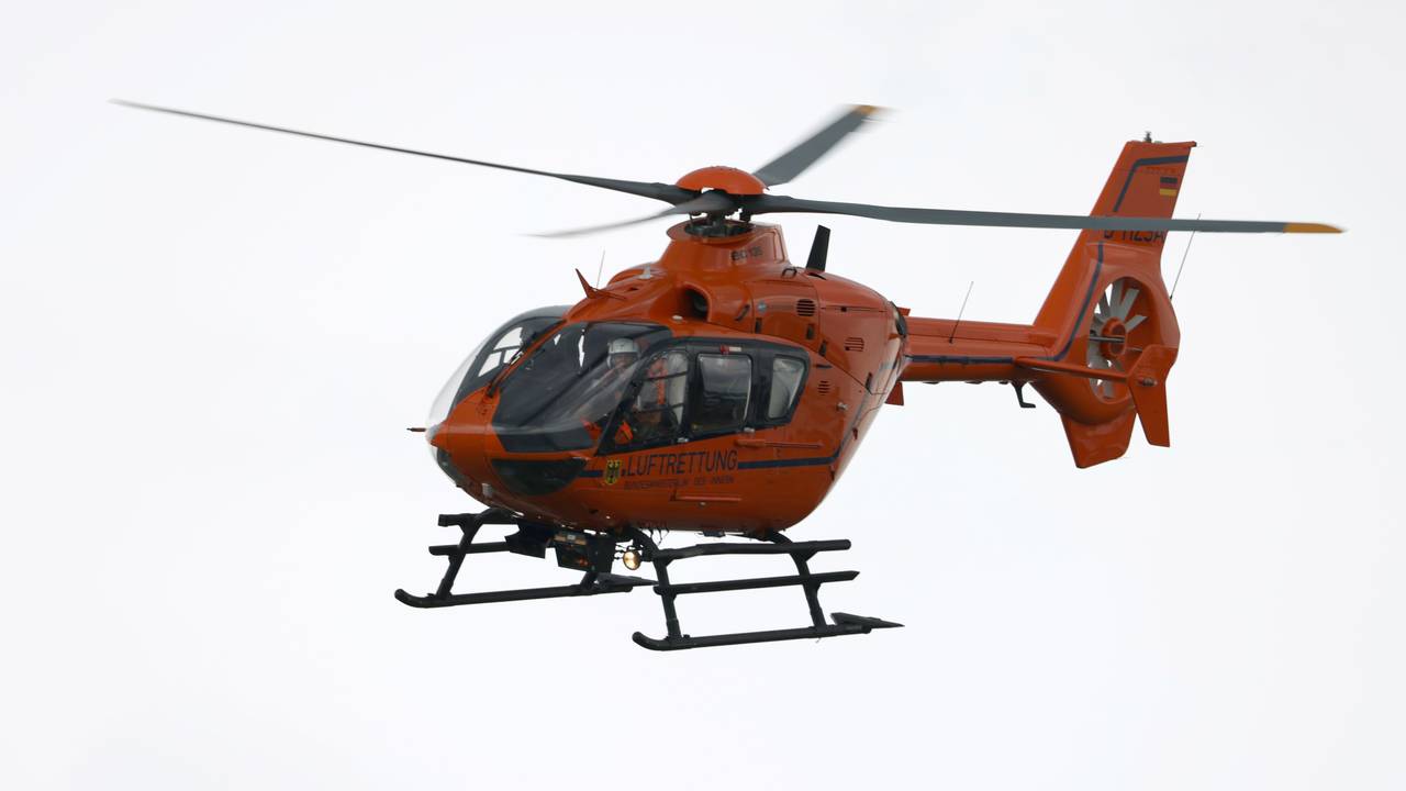 ARCHIV - 27.07.2021, Nordrhein-Westfalen, Leverkusen: Ein Rettungshubschrauber startet. (zu dpa: «Schwerer Unfall: Drei Menschen verbrennen in E-Auto») Foto: Oliver Berg/dpa +++ dpa-Bildfunk +++