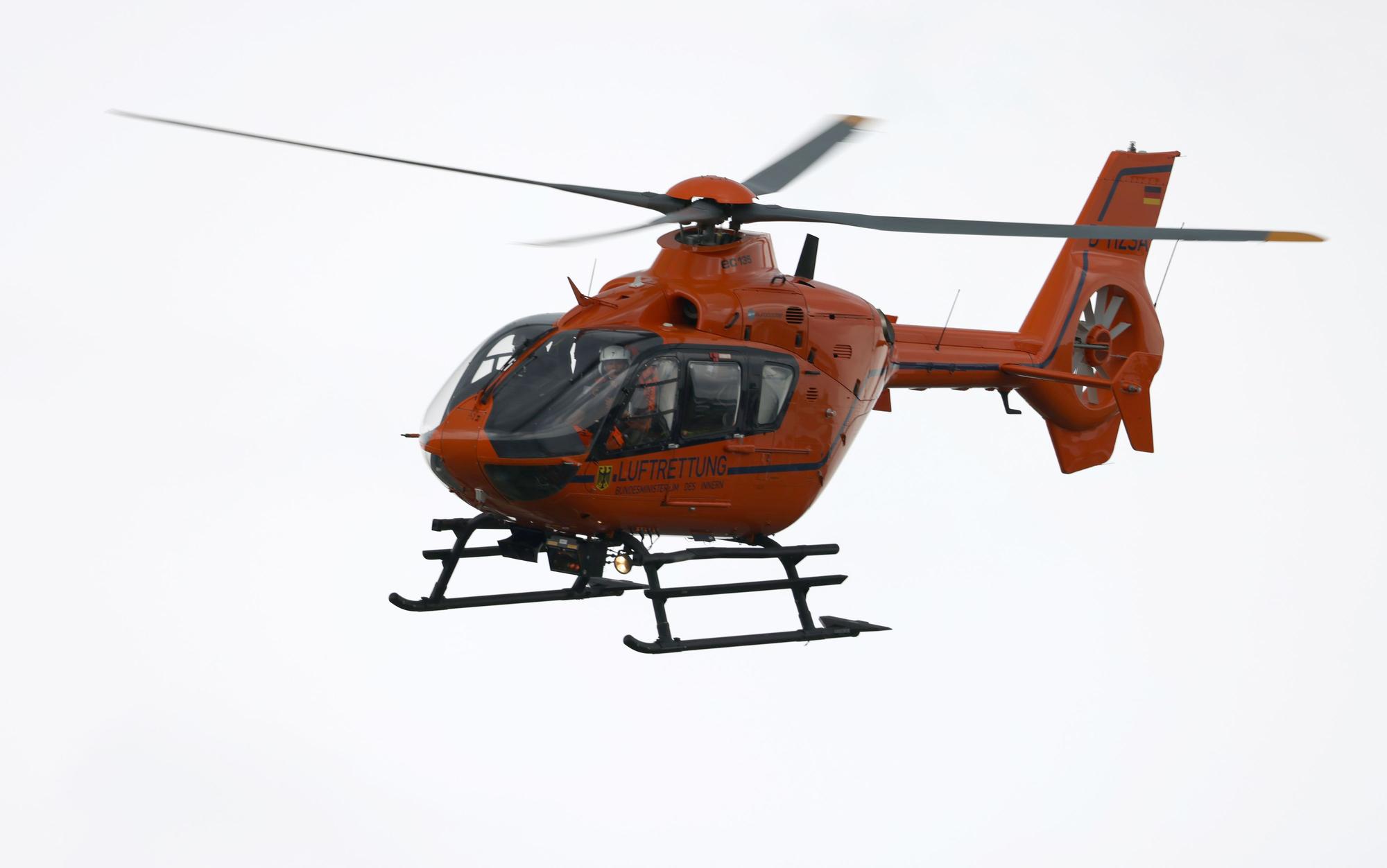 ARCHIV - 27.07.2021, Nordrhein-Westfalen, Leverkusen: Ein Rettungshubschrauber startet. (zu dpa: «Schwerer Unfall: Drei Menschen verbrennen in E-Auto») Foto: Oliver Berg/dpa +++ dpa-Bildfunk +++