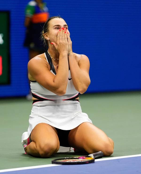 Aryna Sabalenka sackte überglücklich nach ihrem zweiten Triumph bei den US Open auf den Boden und schlug die Hände vor dem Gesicht zusammen.