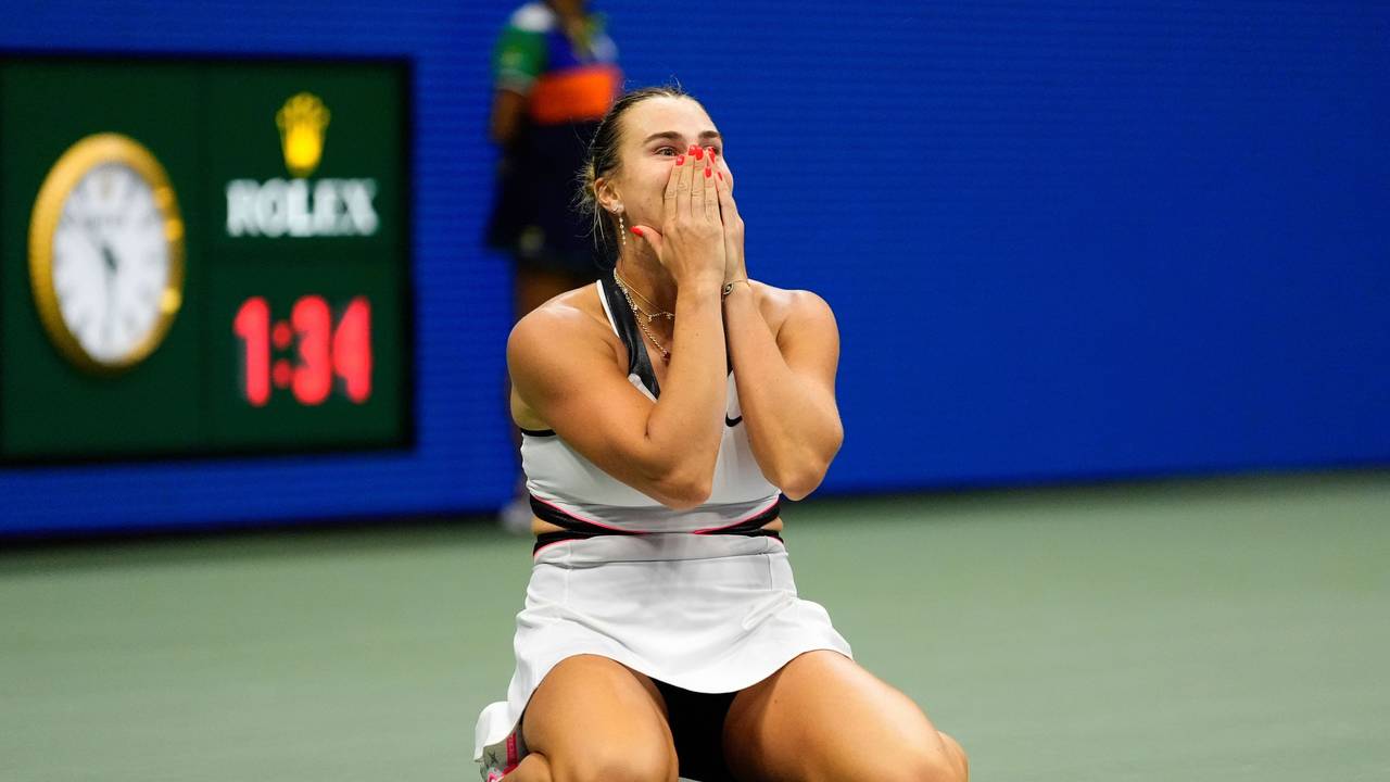 Aryna Sabalenka sackte überglücklich nach ihrem zweiten Triumph bei den US Open auf den Boden und schlug die Hände vor dem Gesicht zusammen.