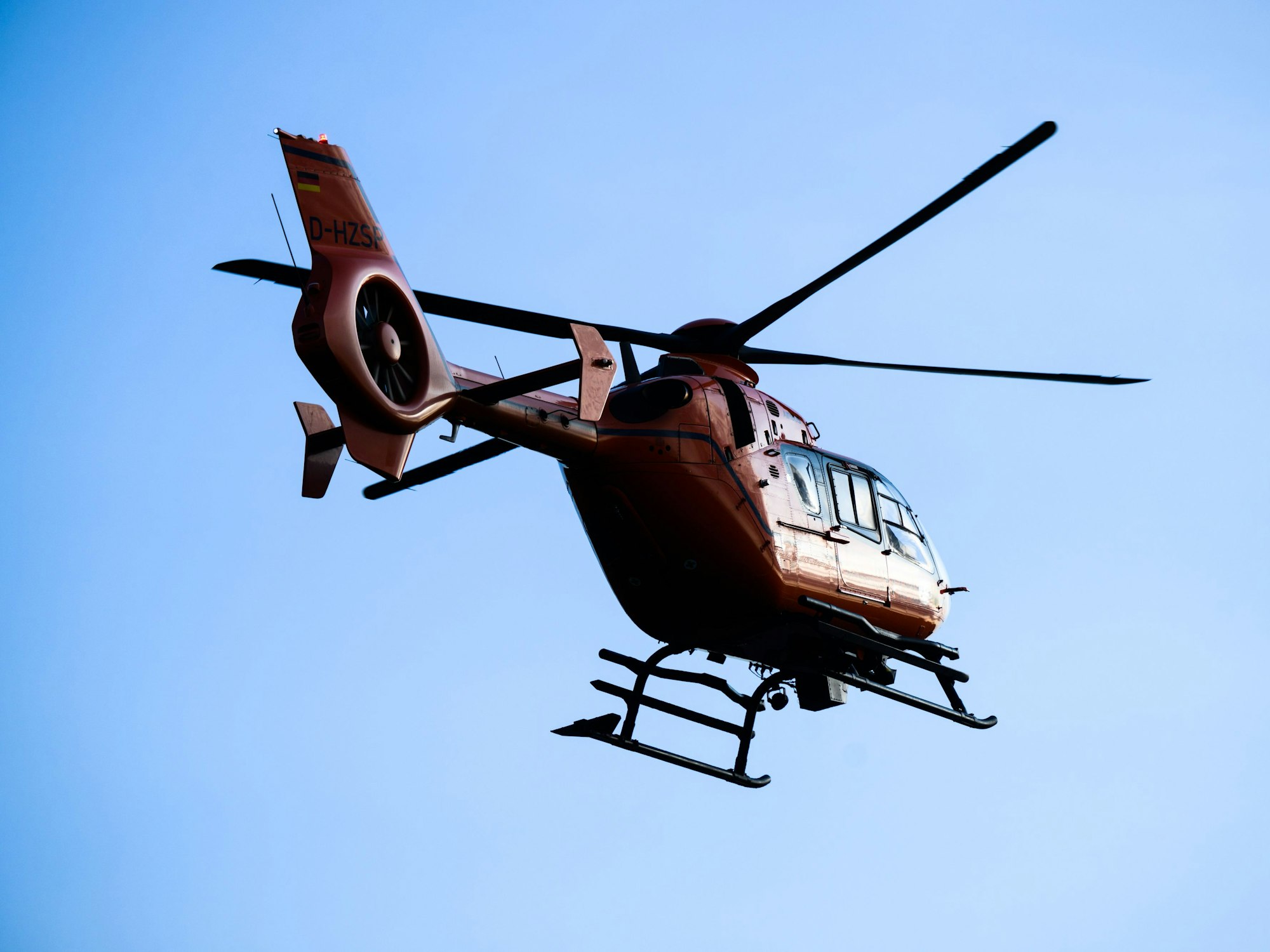 Ein Hubschrauber der Luftrettung brachte das schwer verletzte Kind in ein Krankenhaus.