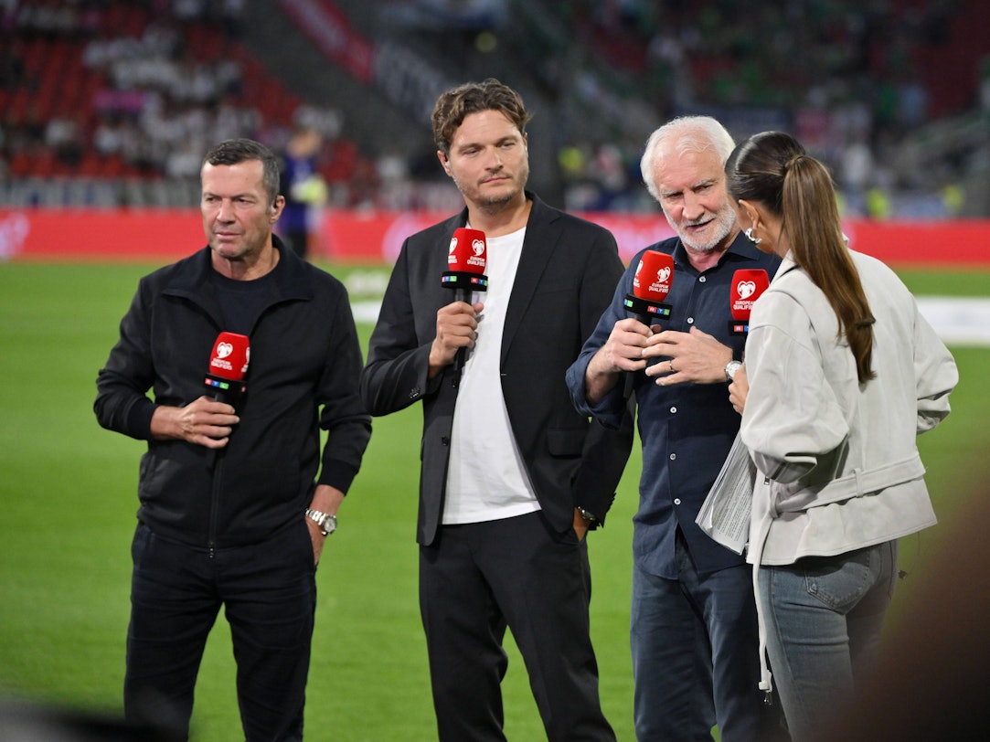 Laura Wontorra im Vorgespräch mit Rudi Völler.