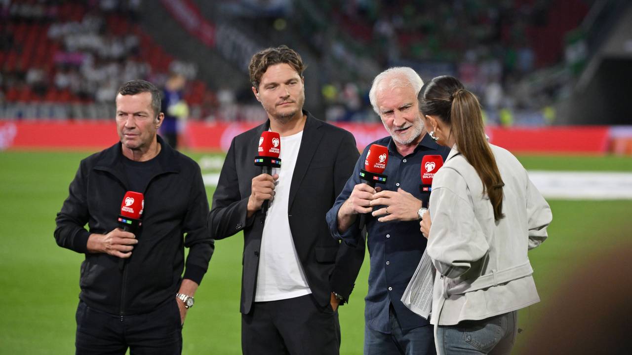 Laura Wontorra im Vorgespräch mit Rudi Völler.