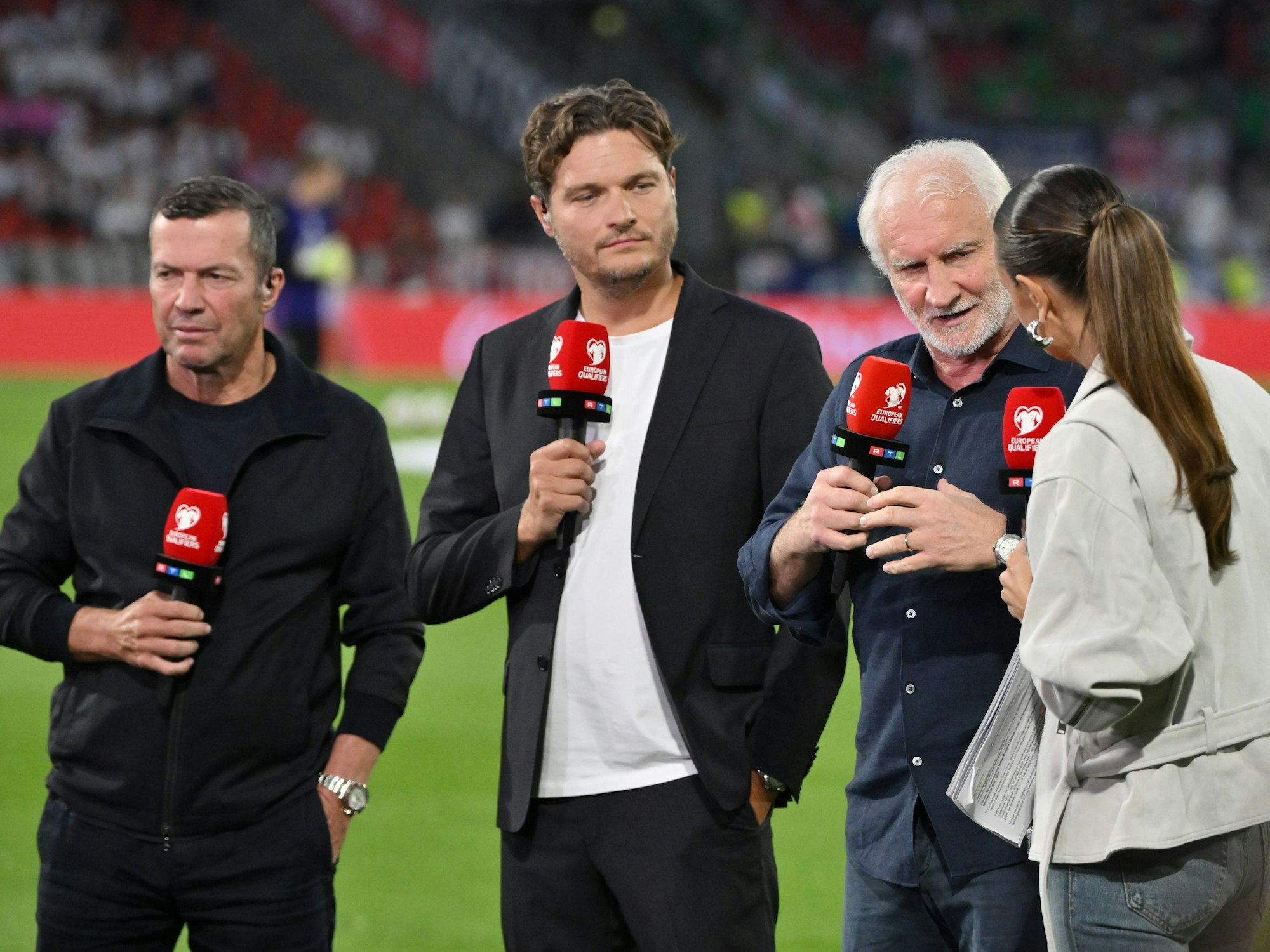 Laura Wontorra im Vorgespräch mit Rudi Völler.