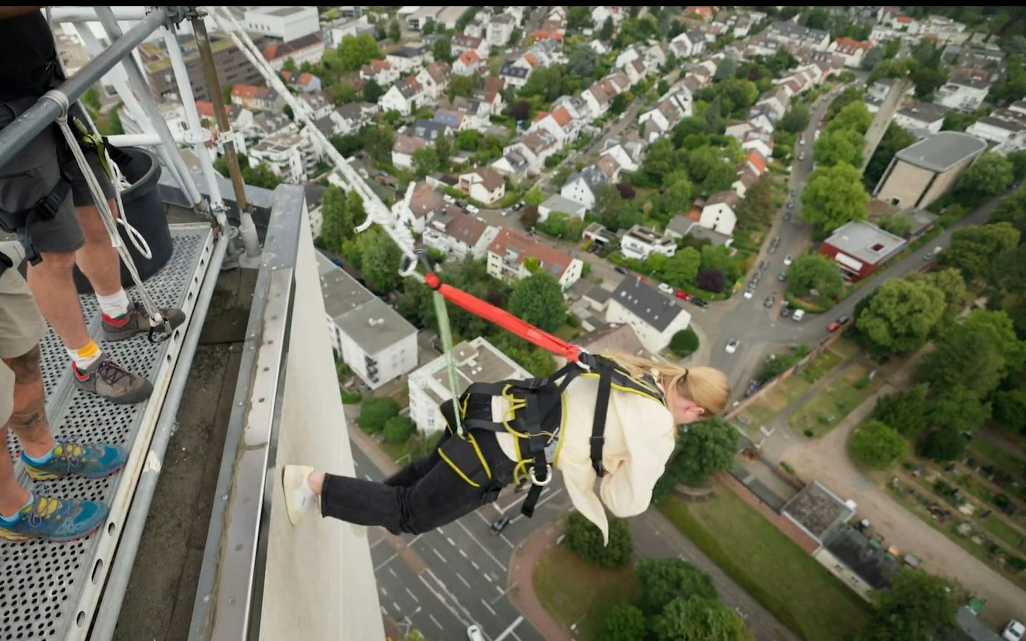 Und ab! Franzi wagt das House Running auch ohne Kevin. (Bild: hr/ SWR/ Screenshot)