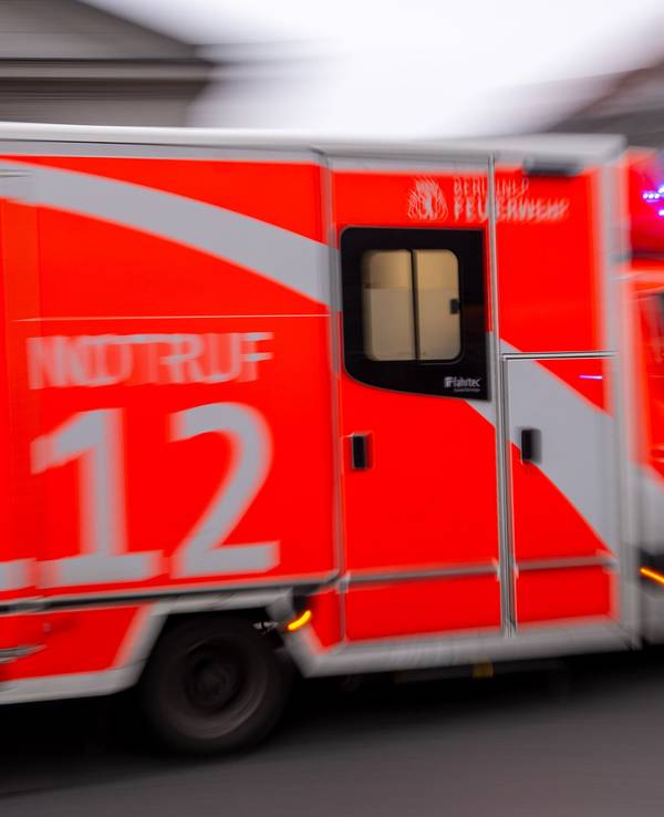 Ein Rettungswagen fährt mit Blaulicht zum Einsatz. (Symbolfoto)