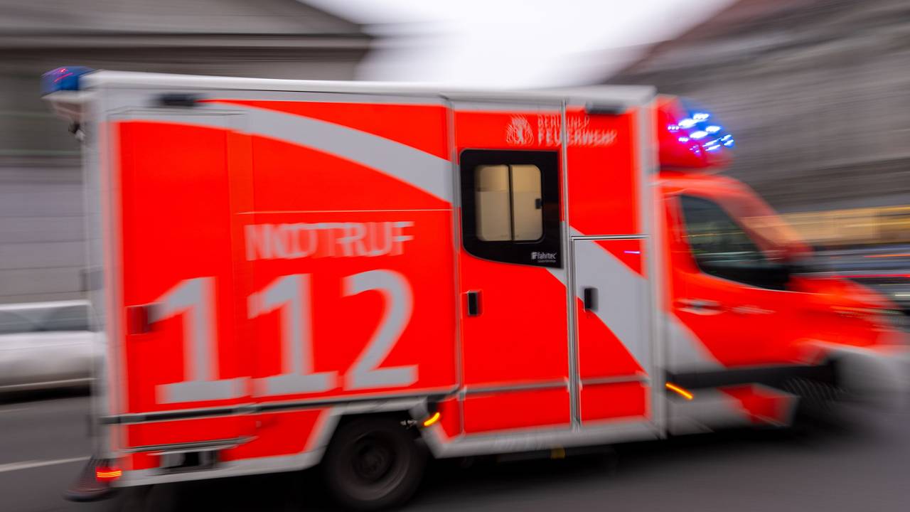 Ein Rettungswagen fährt mit Blaulicht zum Einsatz. (Symbolfoto)