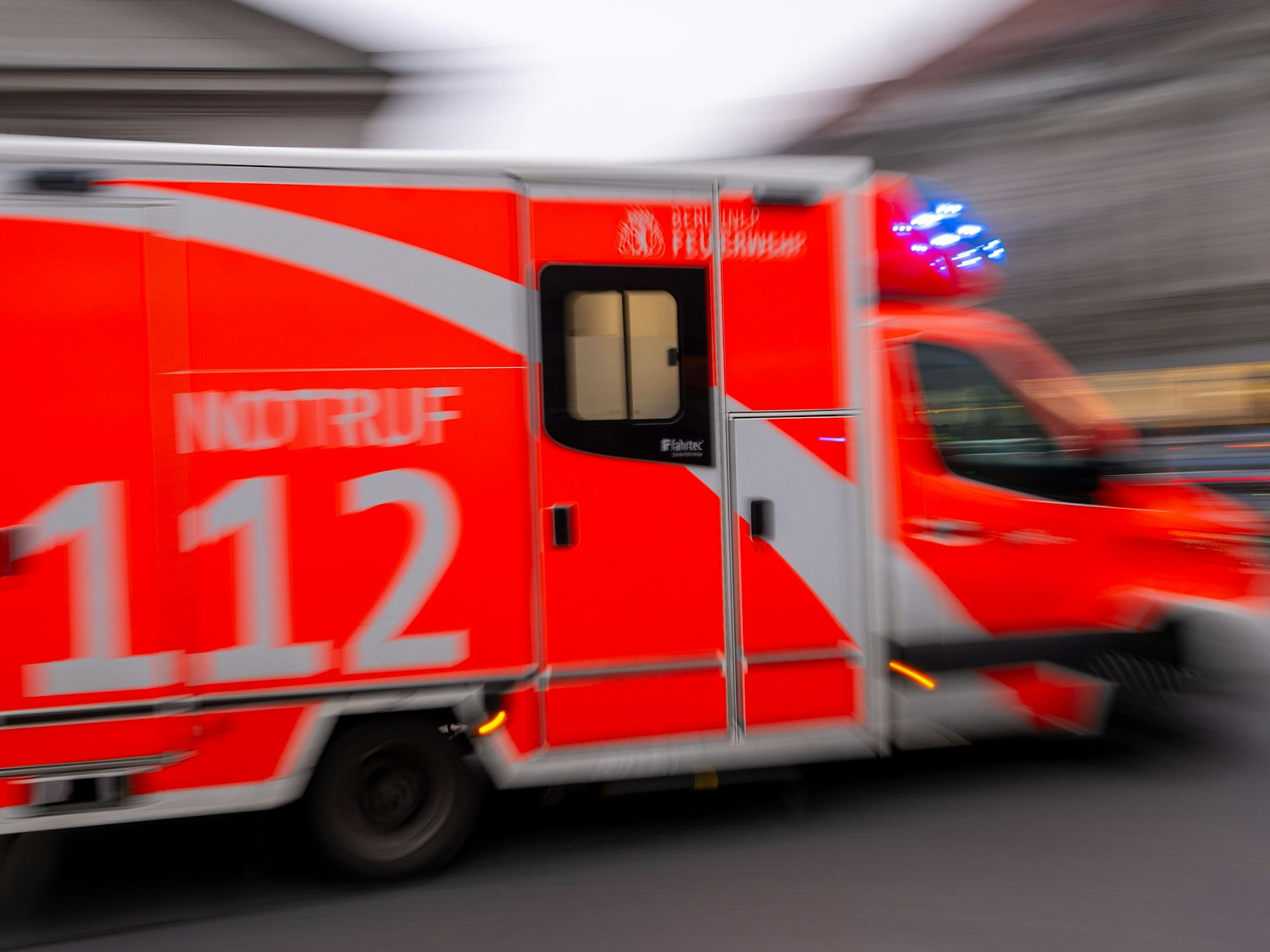 Ein Rettungswagen fährt mit Blaulicht zum Einsatz. (Symbolfoto)