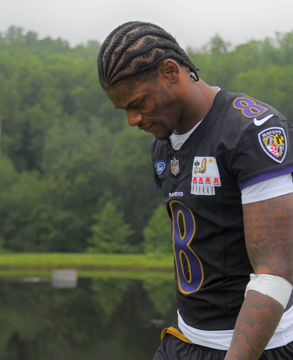 Lamar Jackson schaut nachdenklich auf den Boden.