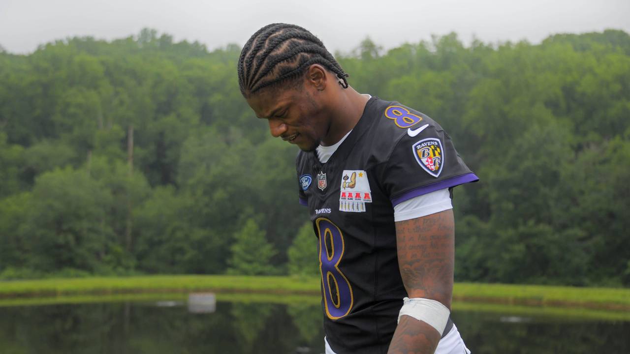 Lamar Jackson schaut nachdenklich auf den Boden.