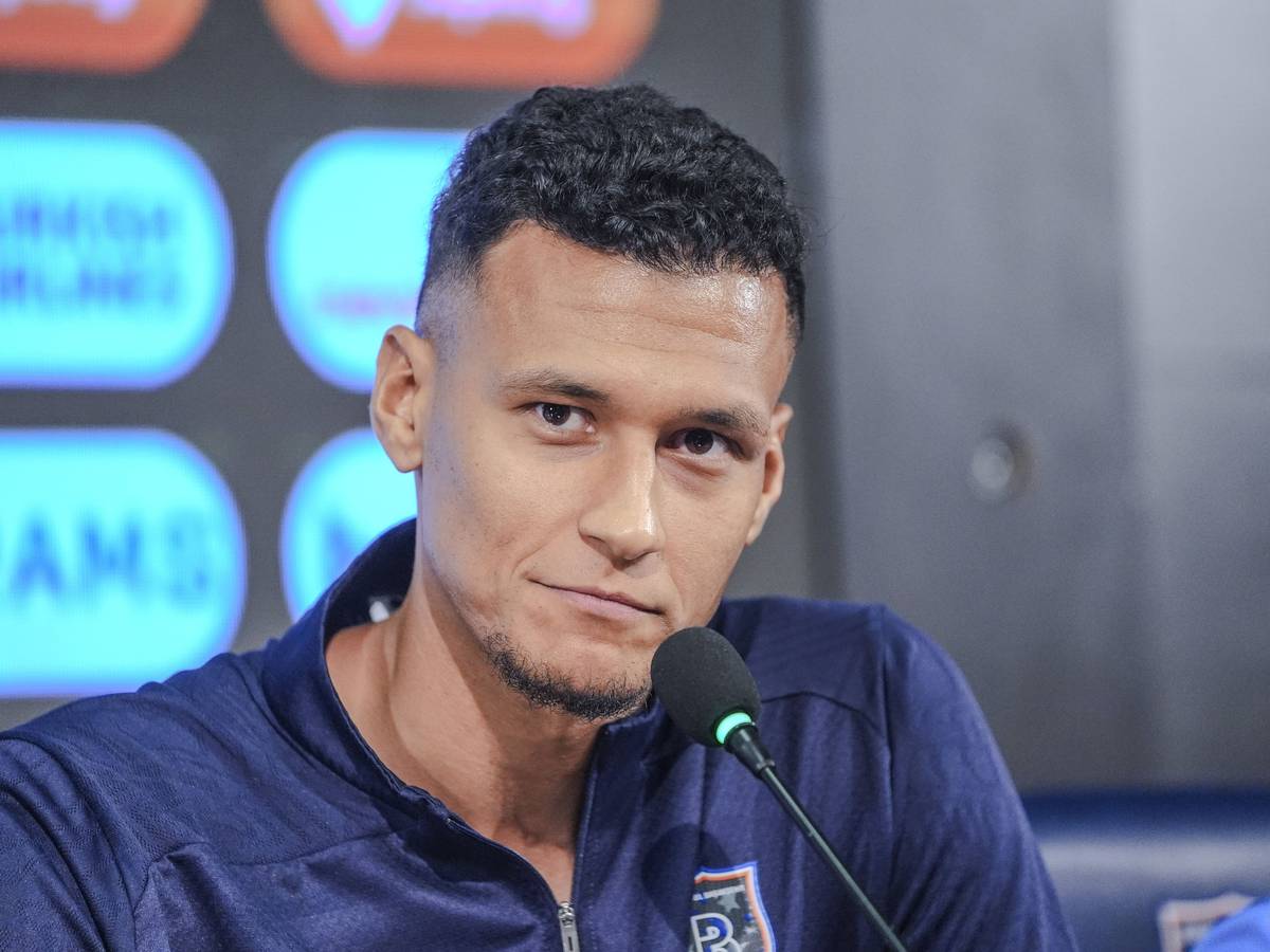 Fußball-Profi Davie Selke bei einem Interview am Mikrofon