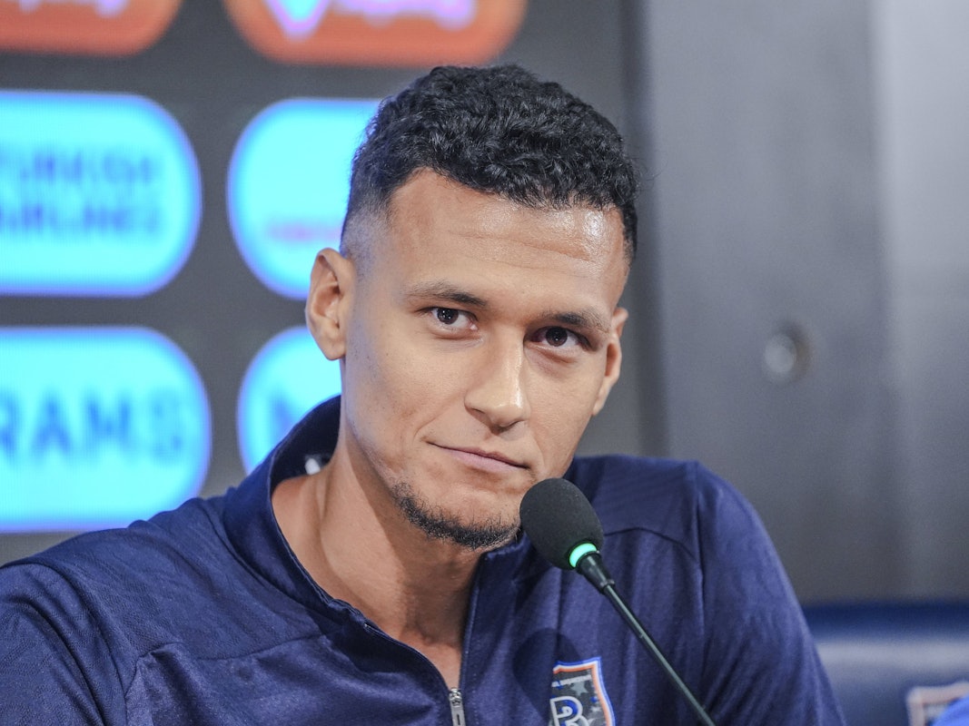 Fußball-Profi Davie Selke bei einem Interview am Mikrofon