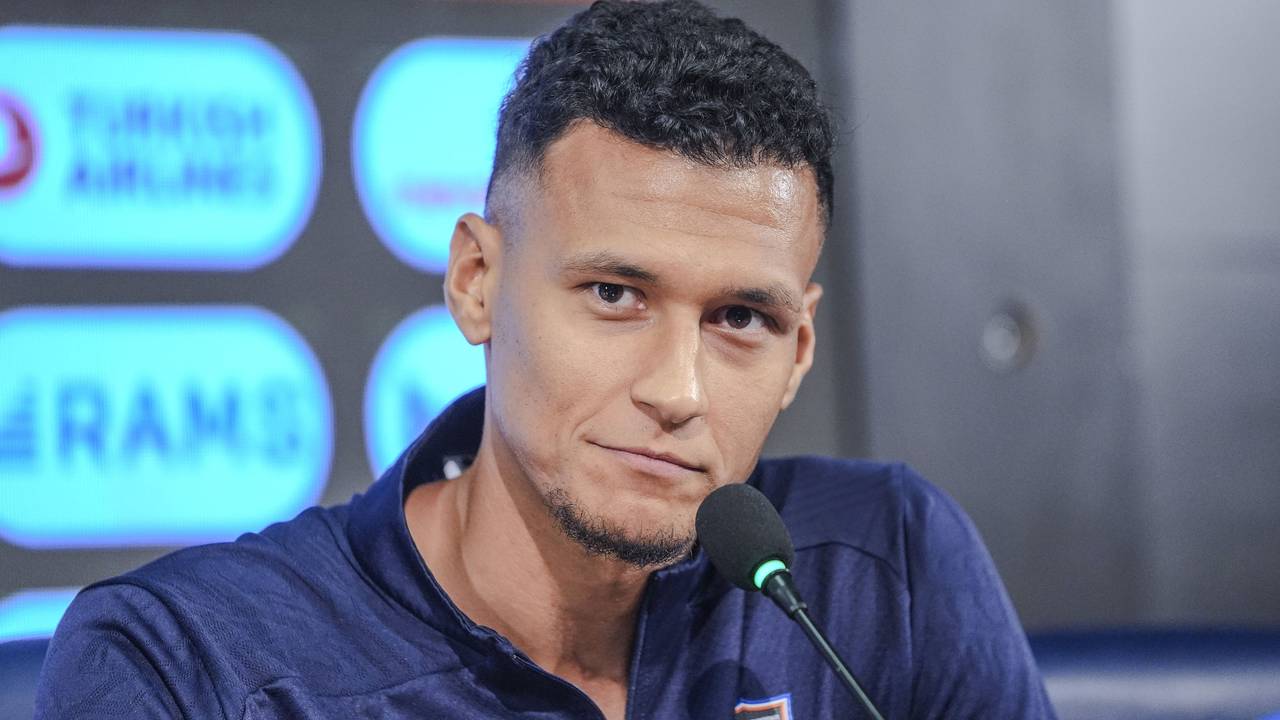 Fußball-Profi Davie Selke bei einem Interview am Mikrofon