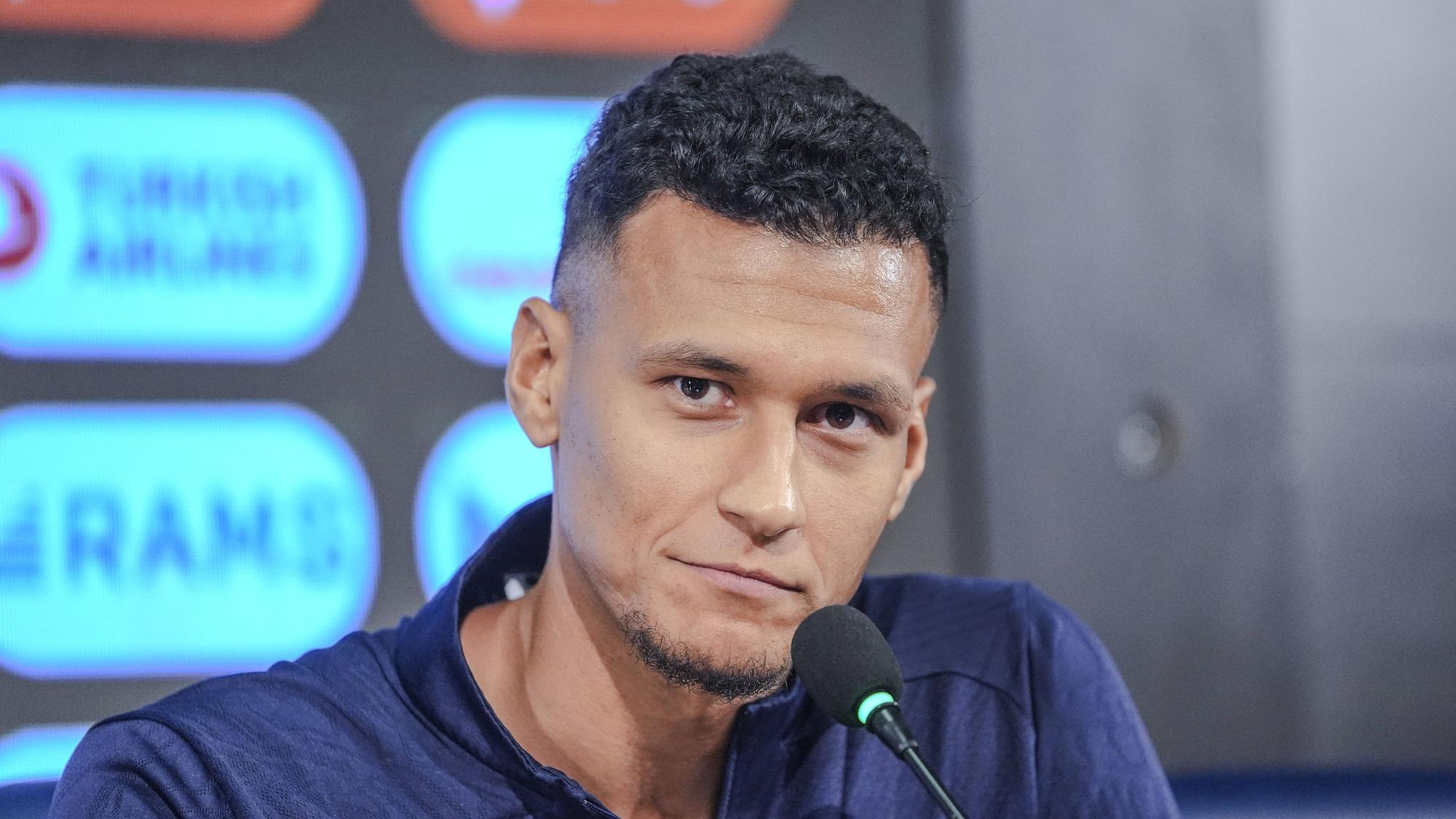 Davie Selke spricht bei einer Pressekonferenz.