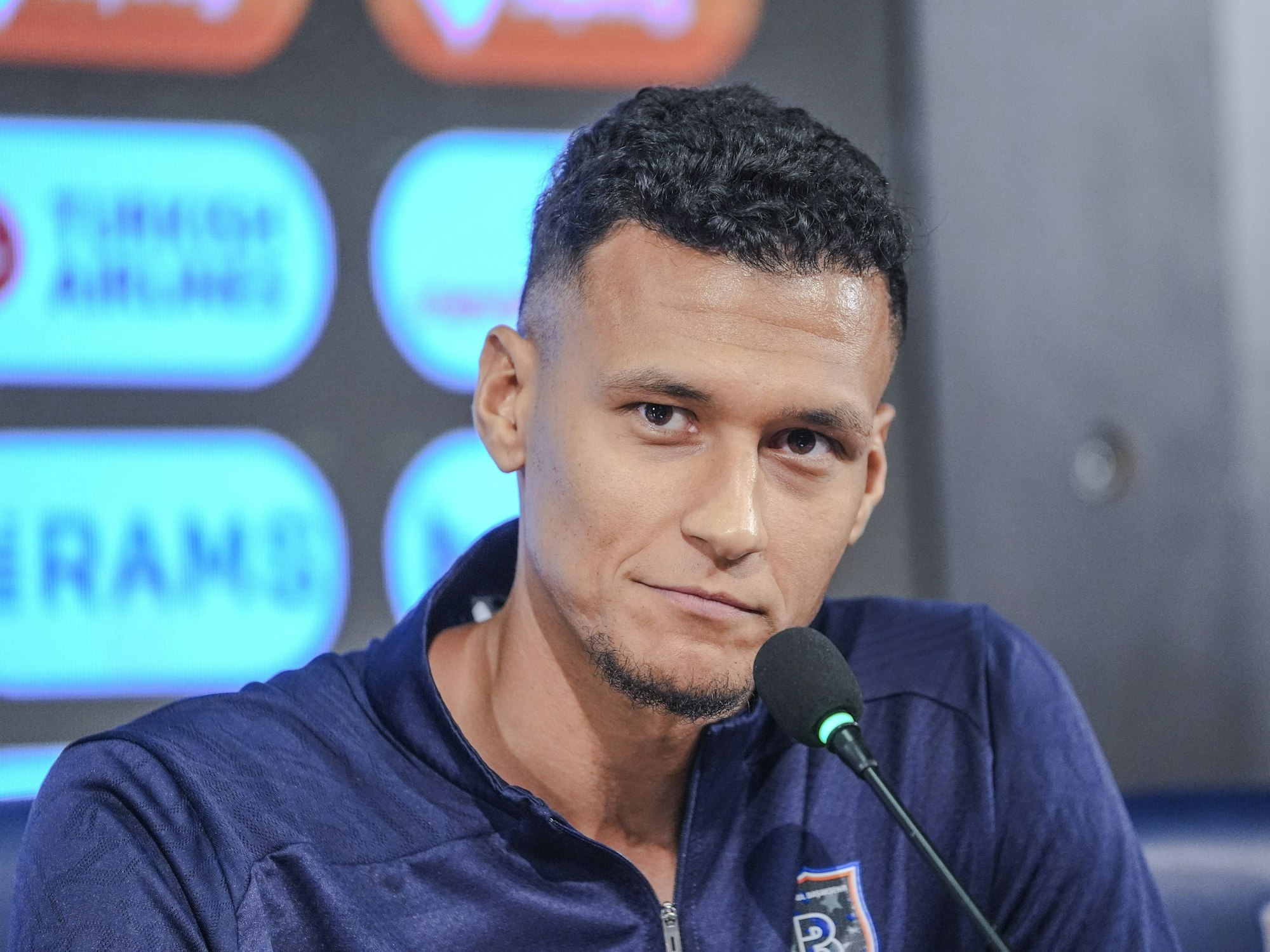 Fußball-Profi Davie Selke bei einem Interview am Mikrofon