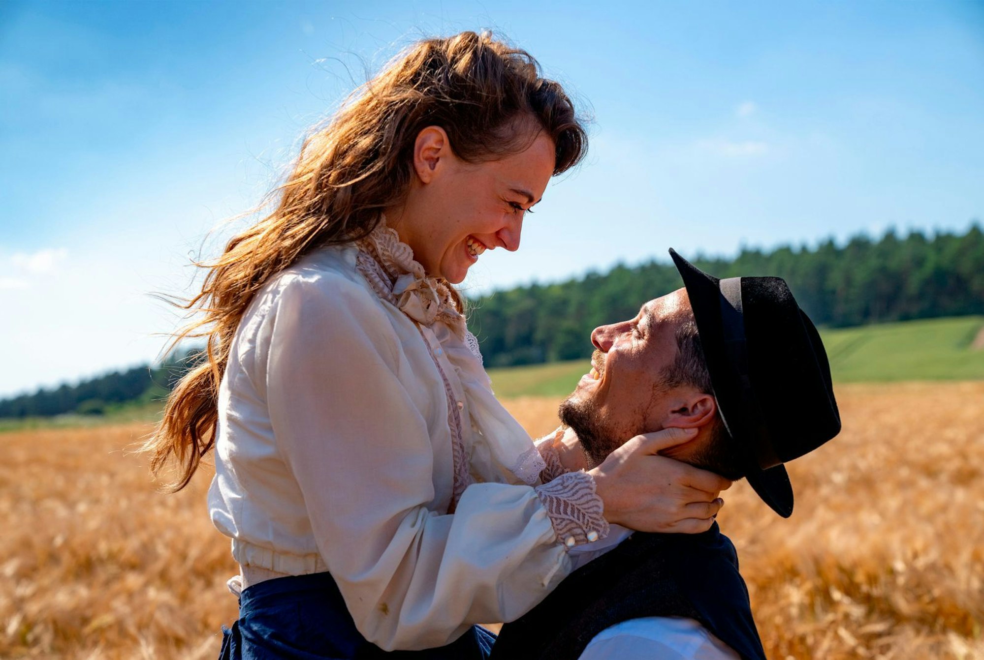 Clara (Mercedes Müller) und Roman Hoflinger (Klaus Steinbacher) sind nach fünf Jahren Ehe noch immer verliebt. Doch die Brauerei stellt ihre Beziehung zunehmend auf die Probe. (Bild: BR/ARD Degeto Film GmbH/MDR/Zeitsprung Pictures GmbH/Wolfgang Ennenbach)