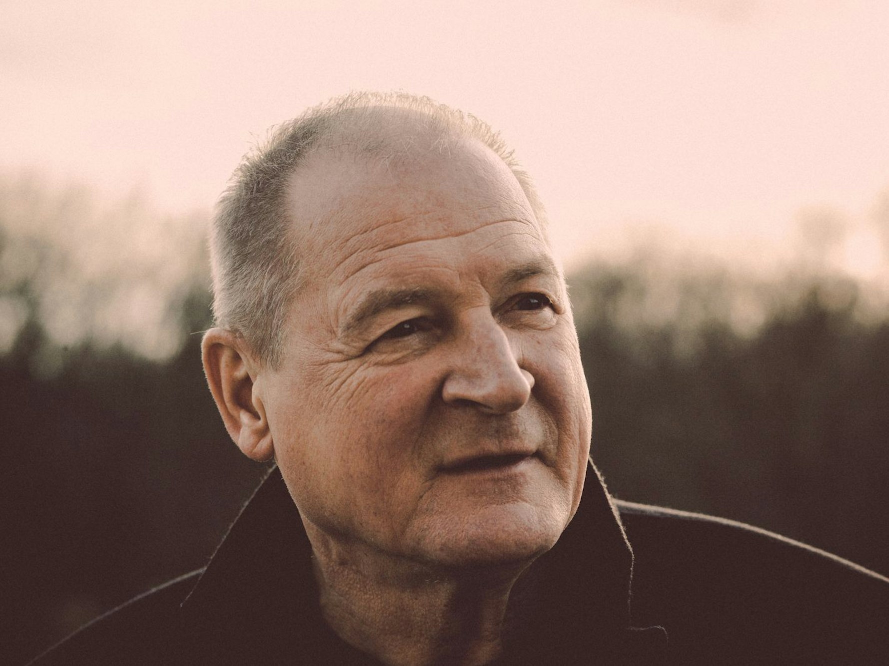 Burghart Klaußner, 75, gilt als einer der bedeutendsten Bühnen- und Filmschauspieler deutscher Zunge. Er kam 1949 in Westberlin zur Welt - und erlebte das bedeutende erste Treffen zwischen Adenauer und de Gaule bewusst mit. Was können wir heute von dieser Sternstunde der Diplomatie lernen? (Bild: Max Parovsky)