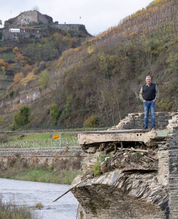 PRODUKTION - 21.11.2022, Rheinland-Pfalz, Rech: Der Winzer Alexander von Stodden steht auf der bei der Flut zerstörten Brücke über die Ahr in Rech. (Zu dpa: "Resignation im Ahrtal - «Der Schwung ist bei vielen Leuten raus») Foto: Boris Roessler/dpa +++ dpa-Bildfunk +++
