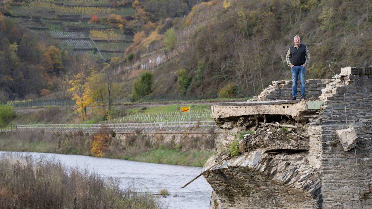 PRODUKTION - 21.11.2022, Rheinland-Pfalz, Rech: Der Winzer Alexander von Stodden steht auf der bei der Flut zerstörten Brücke über die Ahr in Rech. (Zu dpa: "Resignation im Ahrtal - «Der Schwung ist bei vielen Leuten raus») Foto: Boris Roessler/dpa +++ dpa-Bildfunk +++