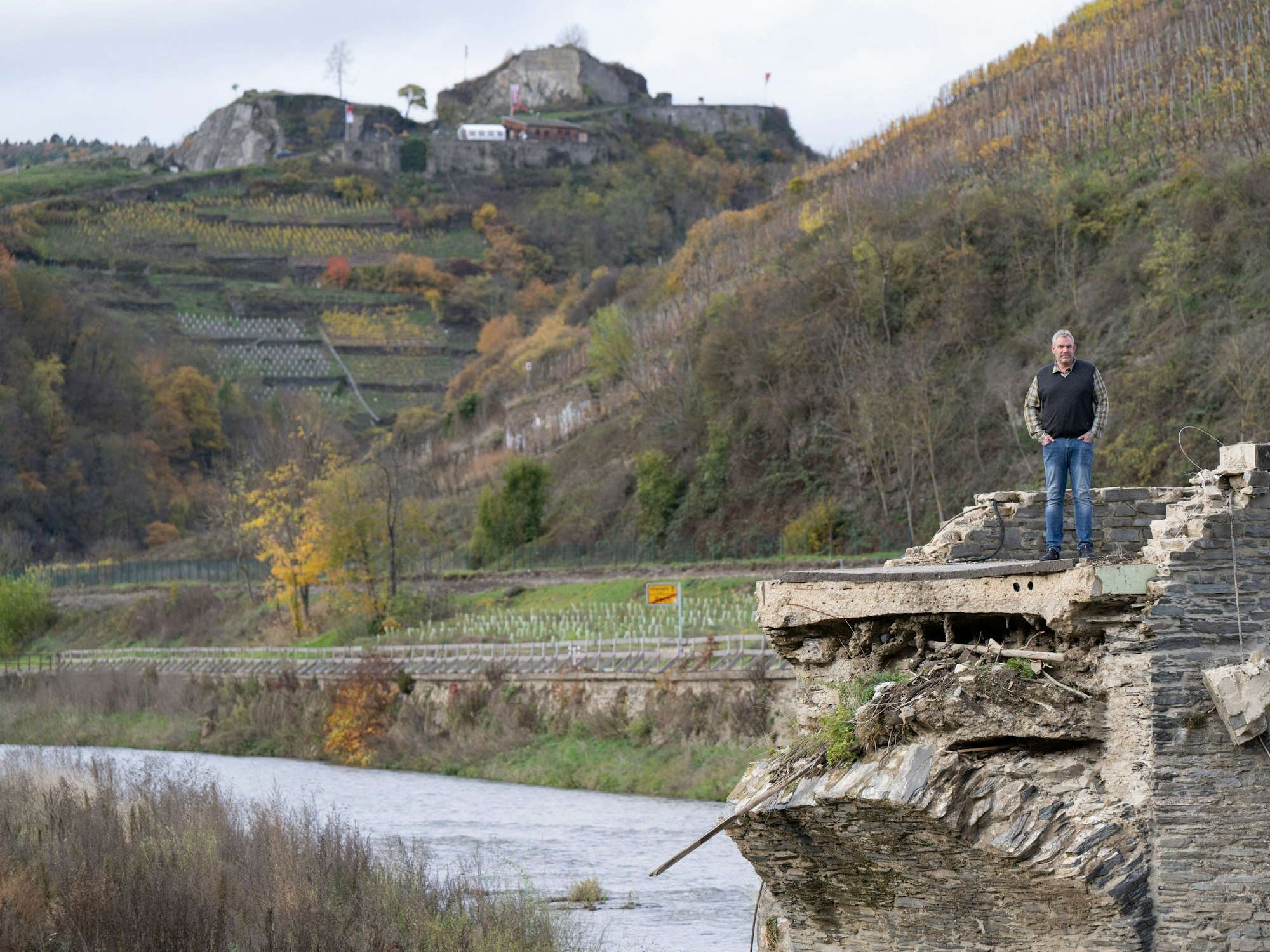 PRODUKTION - 21.11.2022, Rheinland-Pfalz, Rech: Der Winzer Alexander von Stodden steht auf der bei der Flut zerstörten Brücke über die Ahr in Rech. (Zu dpa: "Resignation im Ahrtal - «Der Schwung ist bei vielen Leuten raus») Foto: Boris Roessler/dpa +++ dpa-Bildfunk +++