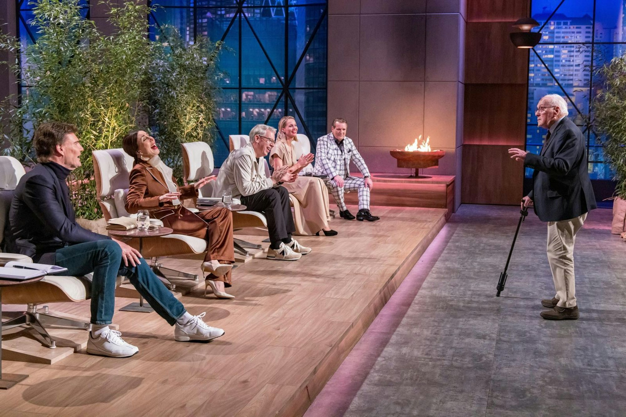 Ein 98-Jähriger, der alle Lacher auf seiner Seite hat: Opa Heinz wickelte die Löwinnen und Löwen um seinen kleinen Finger. Und ein tolles Geheimrezept, fürs Alt-Werden hat er auch. (Bild: RTL / Bernd-Michael Maurer)