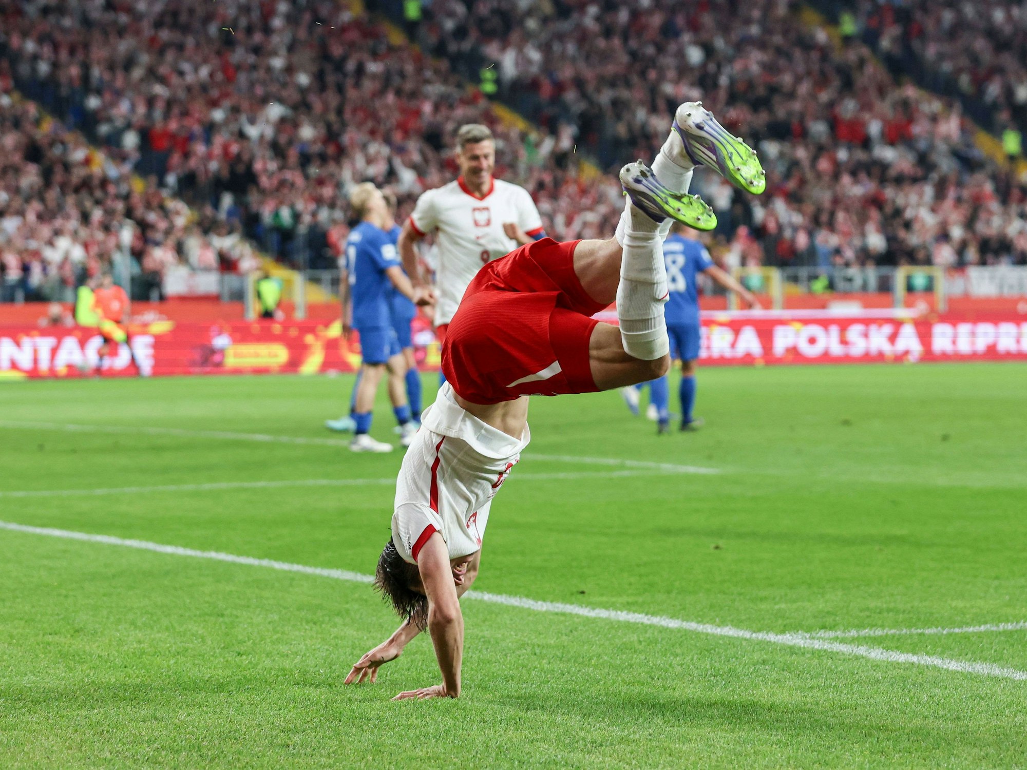 Jakub Kamniski dreht ein Rad auf dem Platz.