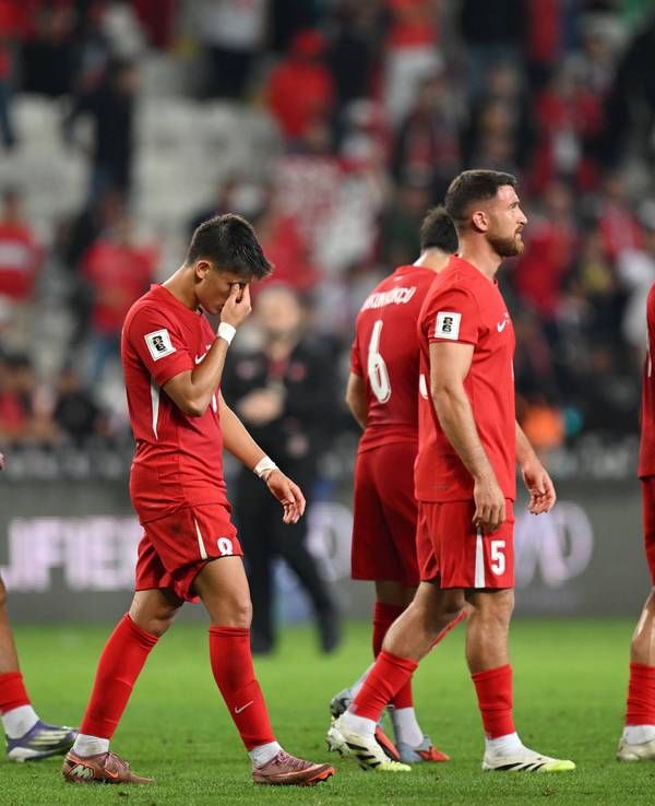 Die türkischen Spieler verlassen niedergeschmettert das Feld.