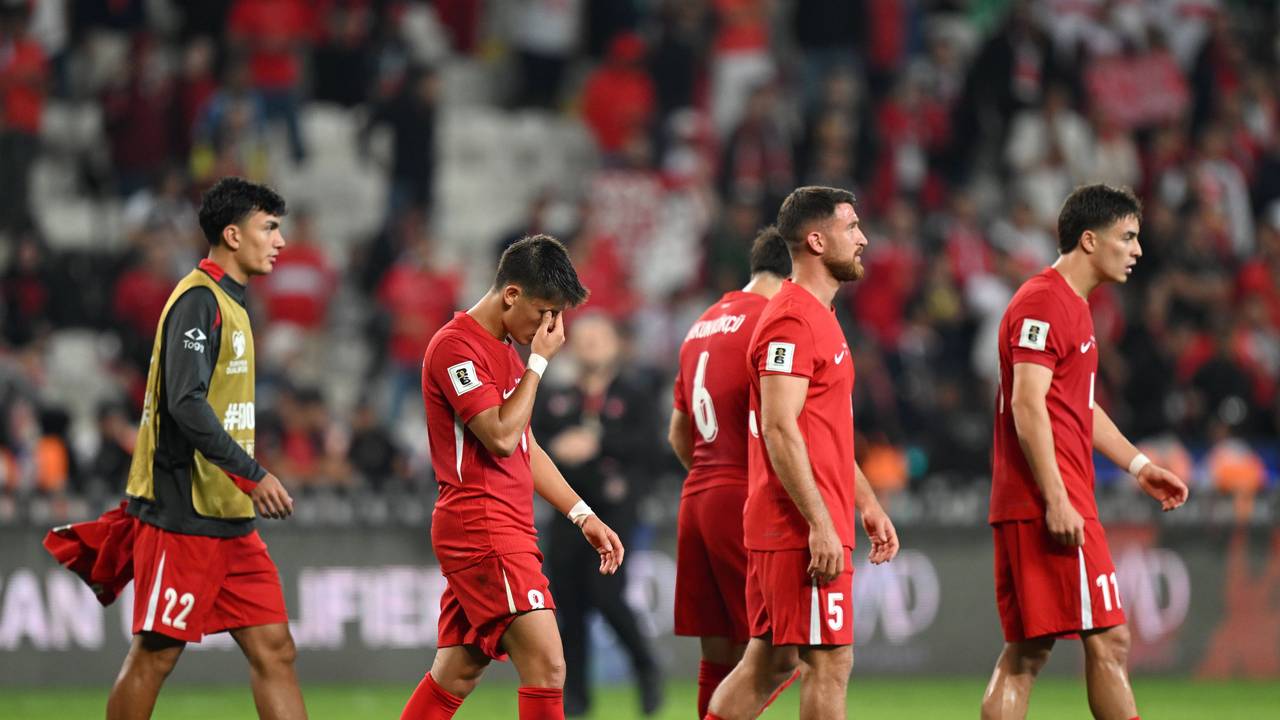 Die türkischen Spieler verlassen niedergeschmettert das Feld.