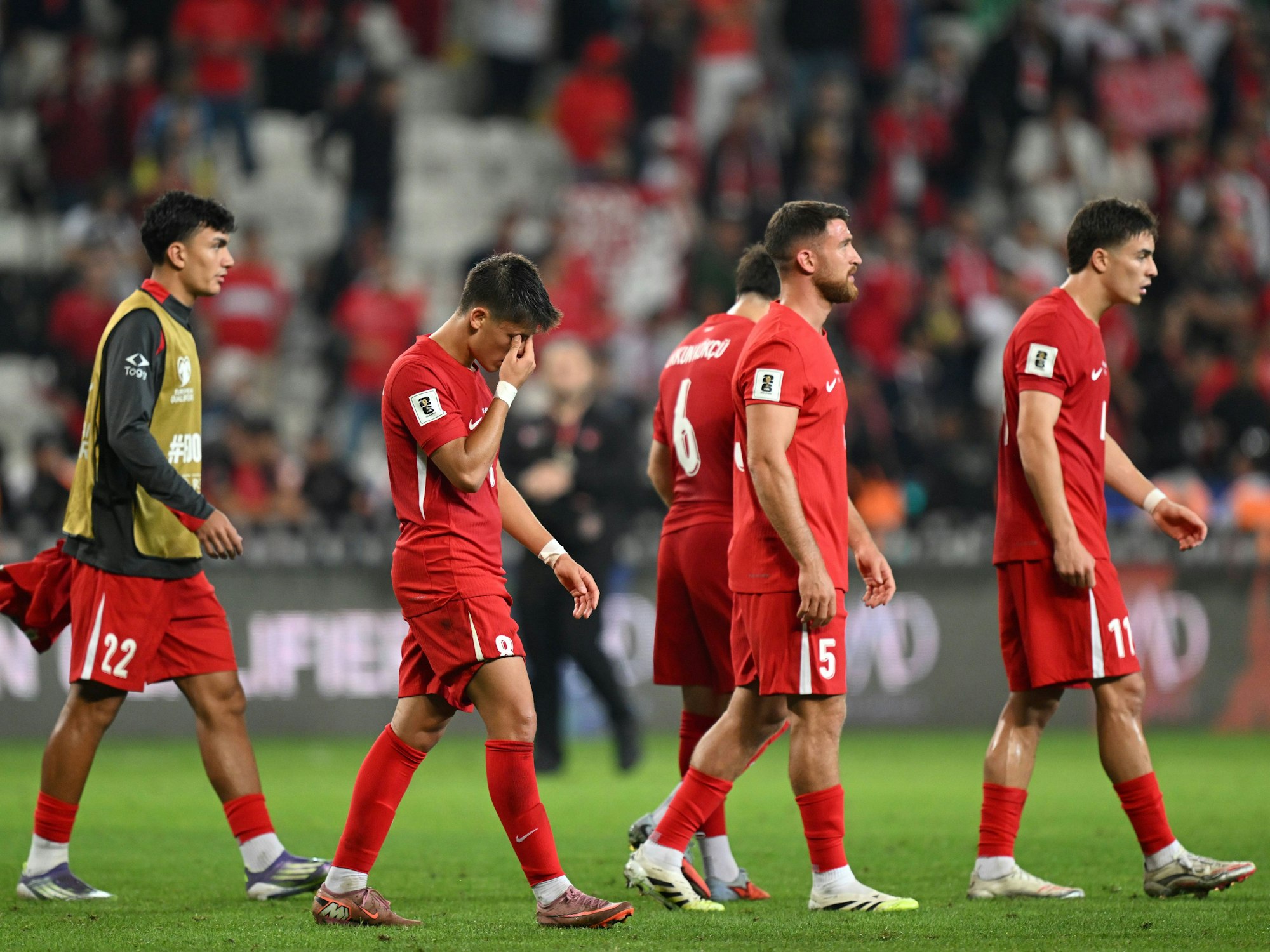 Die türkischen Spieler verlassen niedergeschmettert das Feld.