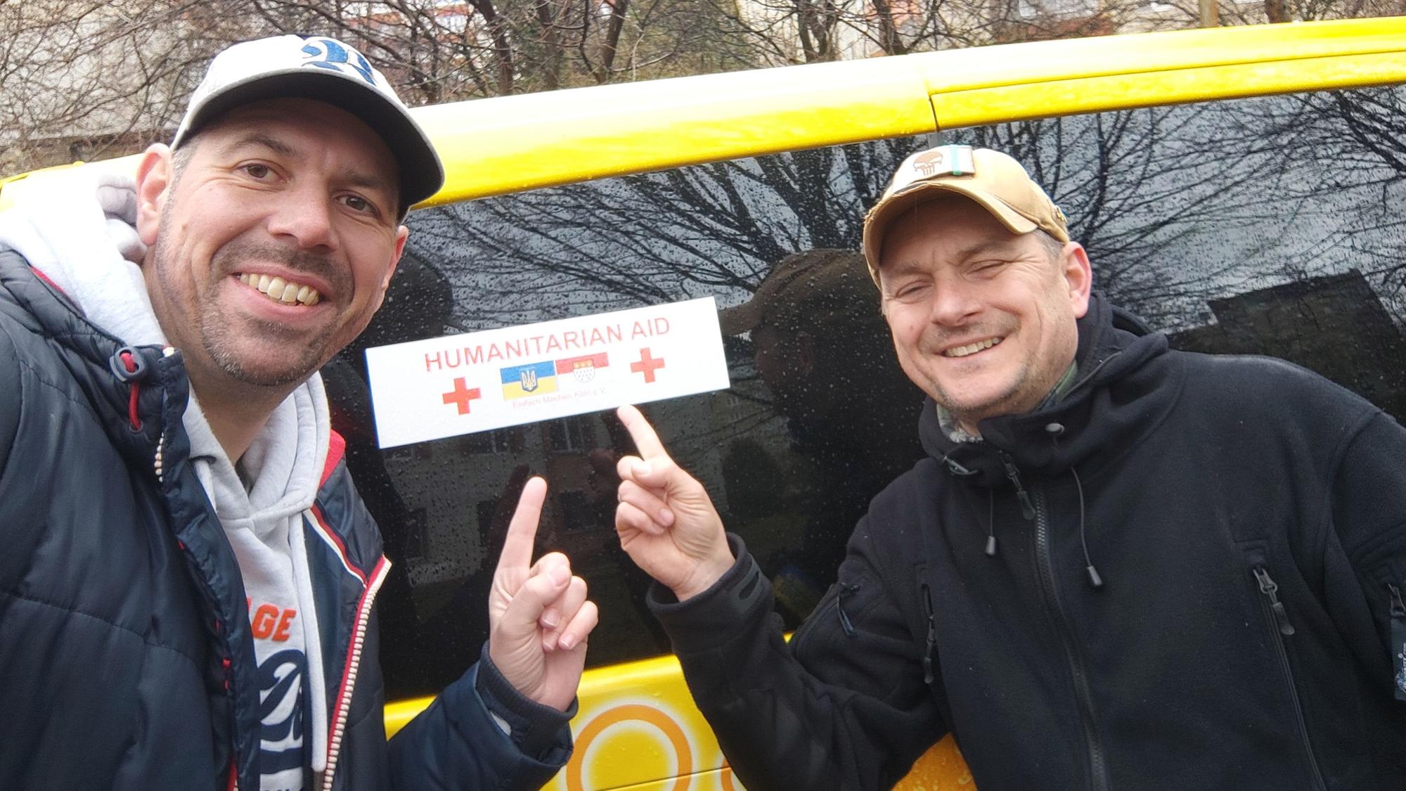 Martin Jeckel (l.) und Thomas Felix stehen vor ihrem Bulli.