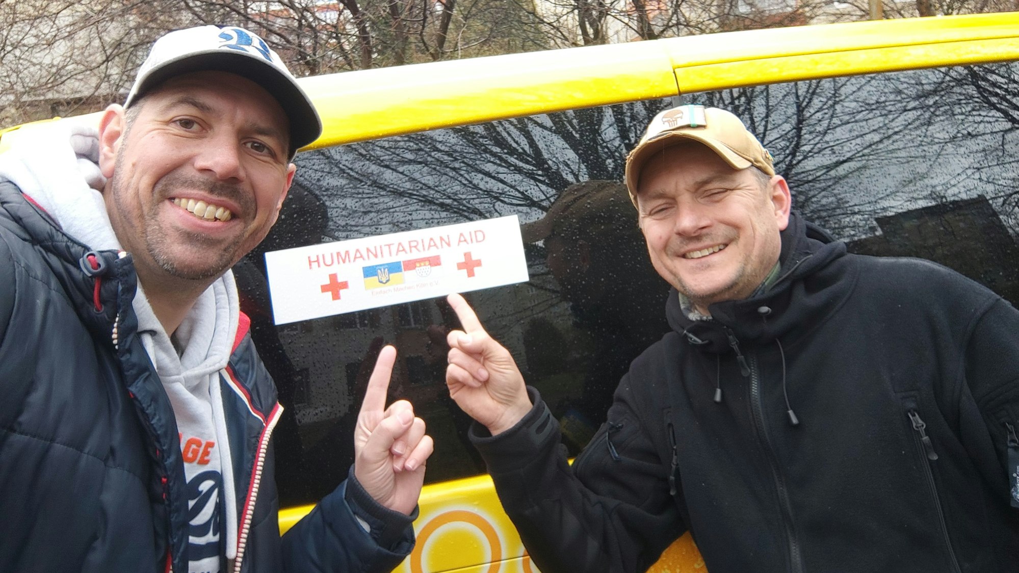 Martin Jeckel (l.) und Thomas Felix stehen vor ihrem Bulli.