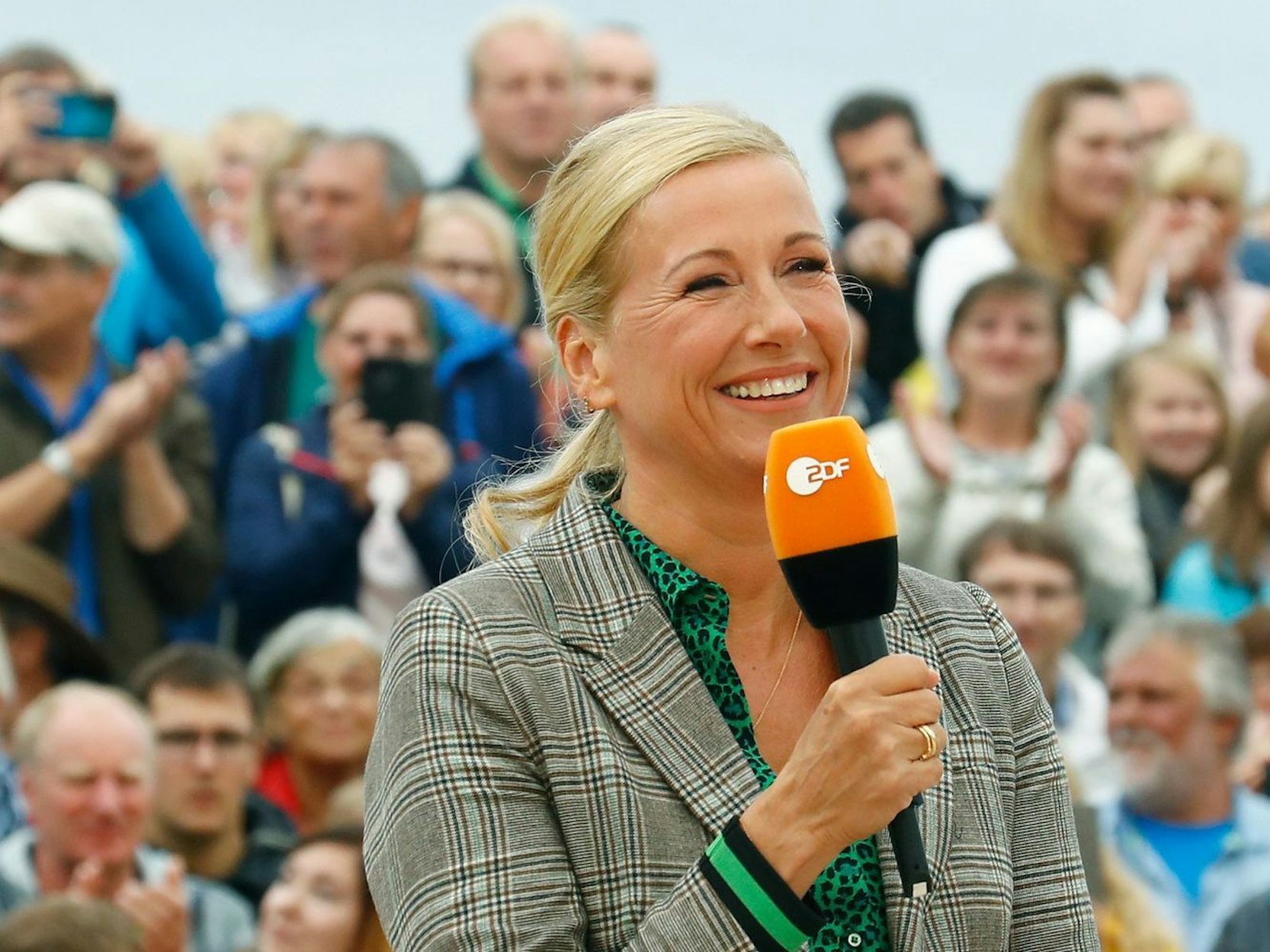 Am Sonntag fällt der beliebte ZDF-„Fernsehgarten“ mit Andrea „Kiwi“ Kiewel aus. (Bild: ZDF / Ralph Orlowski)