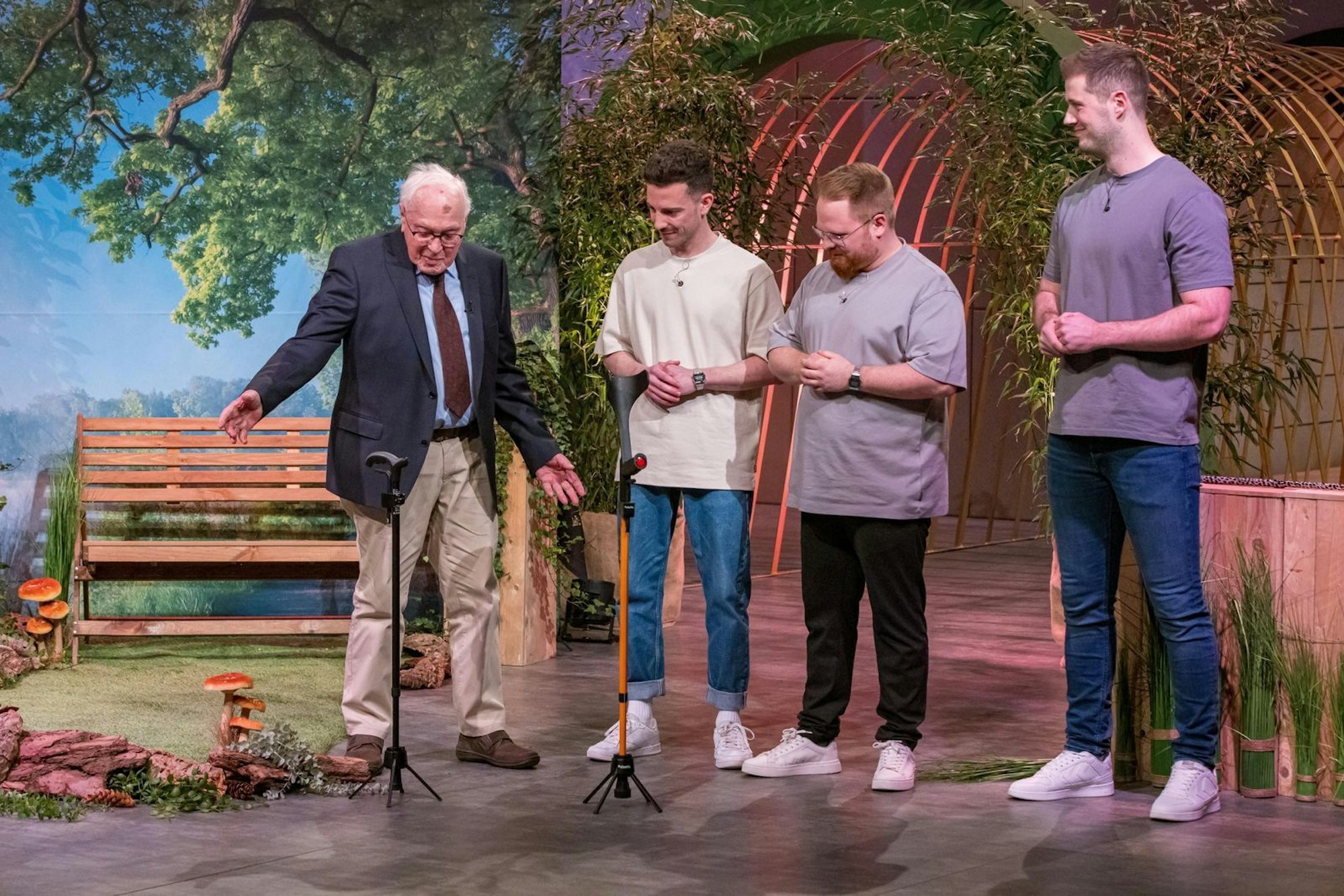 Rüstiger Rentner, pfiffige Erfinder: Das „Steets“-Team stellt die originelle Steh-Hilfe für Gehstöcke und Krücken vor. (Bild: RTL / Bernd-Michael Maurer)