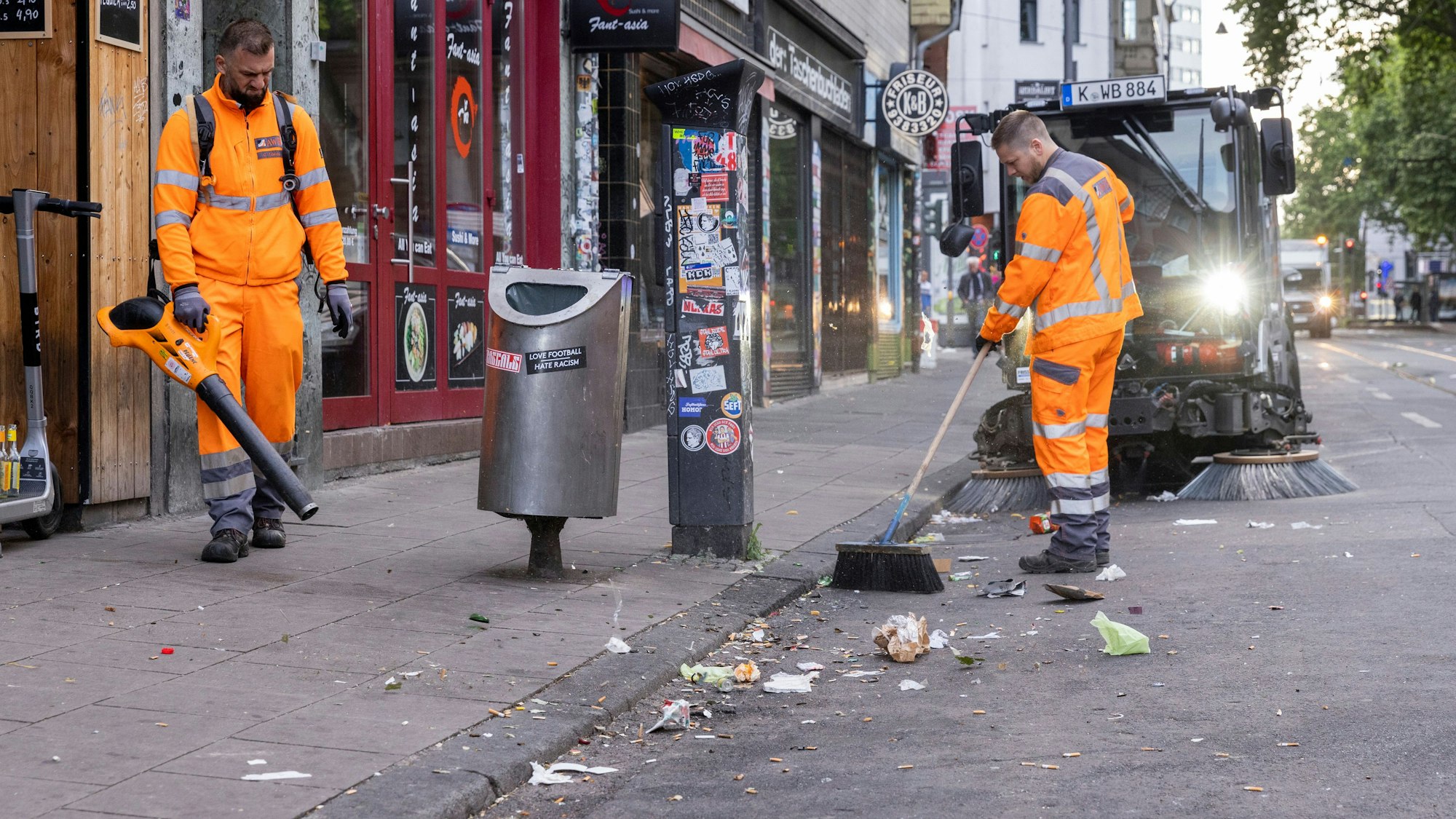 Mitarbeiter der AWB bei der Straßenreinigung in Köln (Archivfoto).