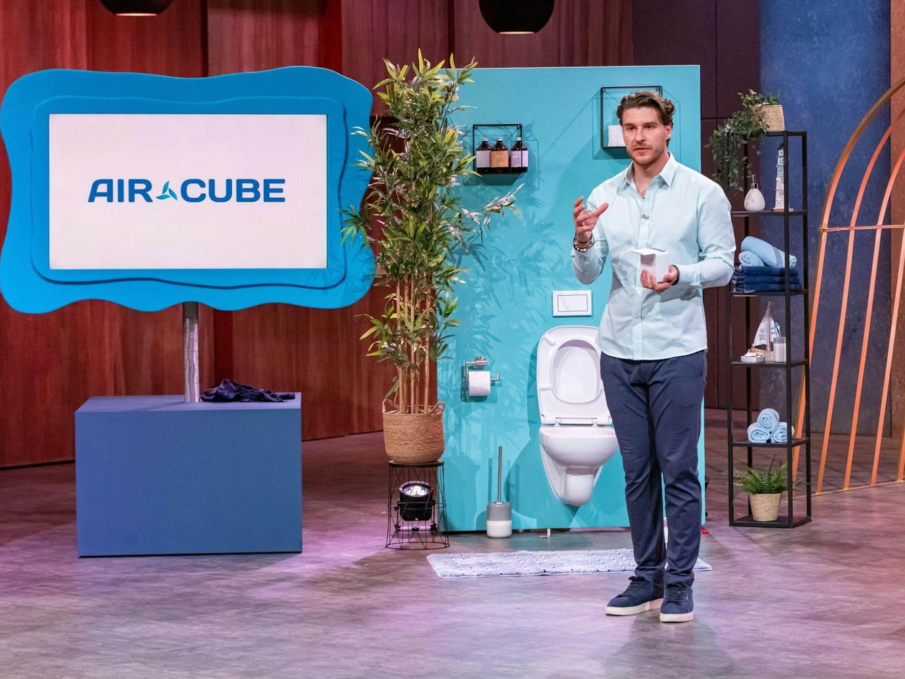Gleich vier Löwinnen und Löwen reißen sich um einen Deal mit Giuseppe: Der Deutsch-Italiener gibt letztlich Carsten Maschmeyer den Vorzug. (Bild: RTL / Bernd-Michael Maurer)