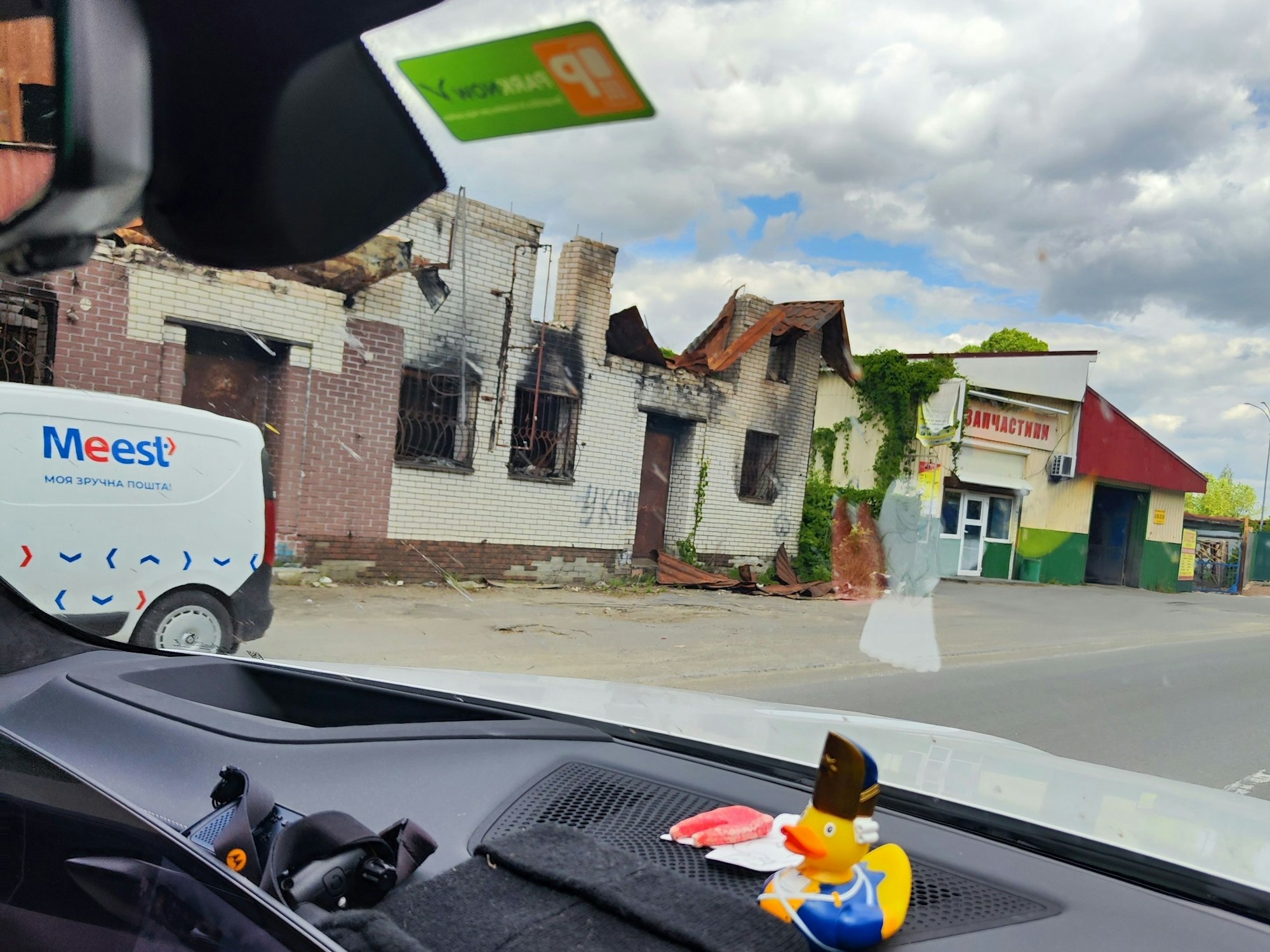 Blick auf zerstörte Häuse in der Ukraine.