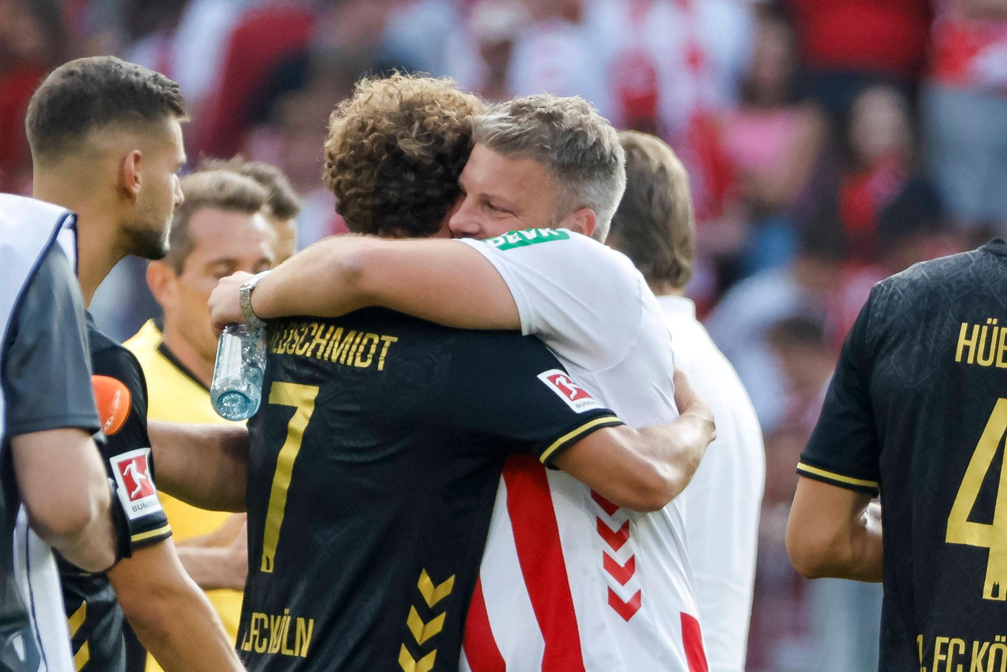 Lukas Kwasniok und Luca Waldschmidt umarmen sich.