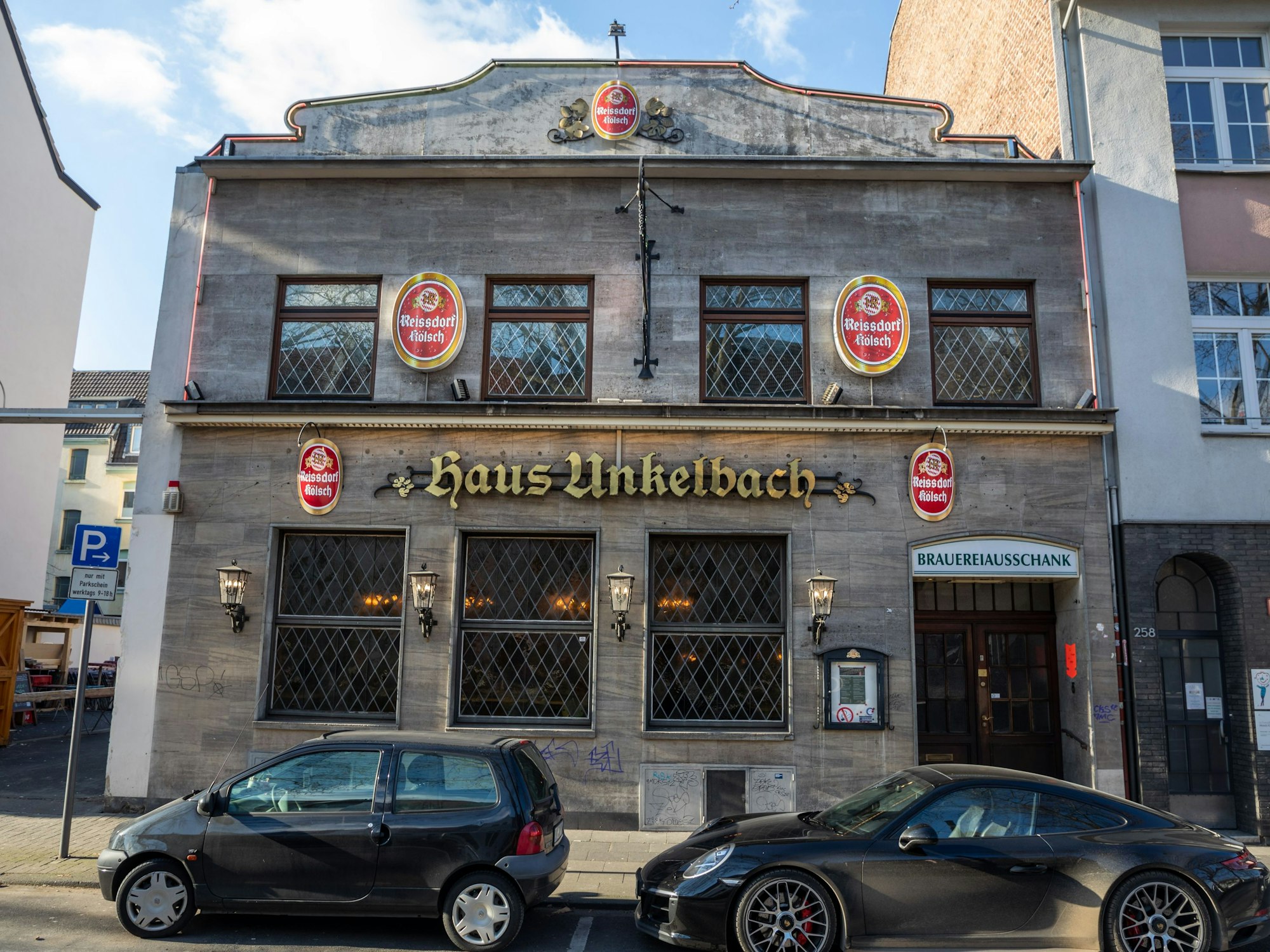 Das Brauhaus „Haus Unkelbach“ an der Luxemburger Straße in Köln.
