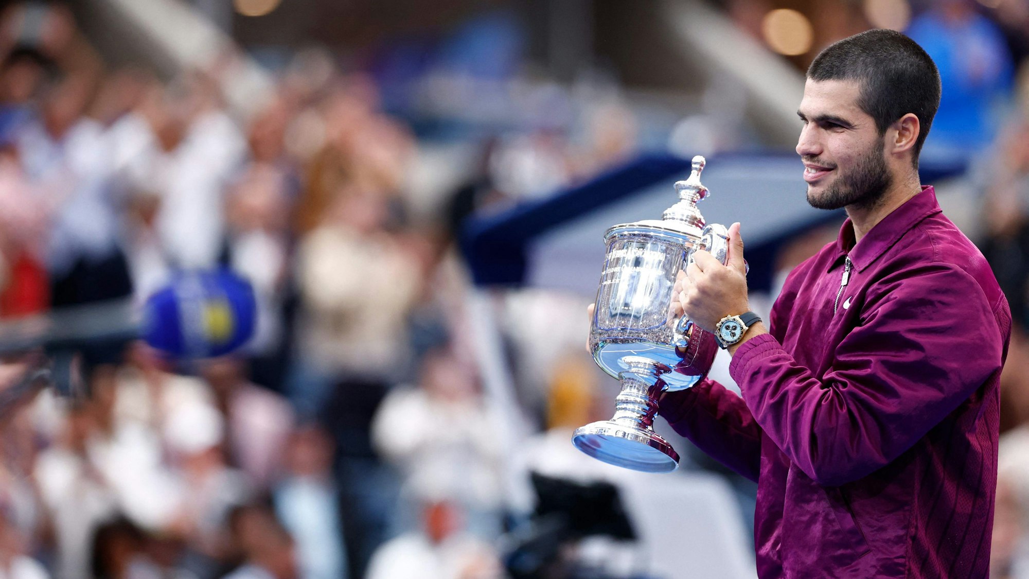 Carlos Alcaraz feiert den Sieg bei den US Open.