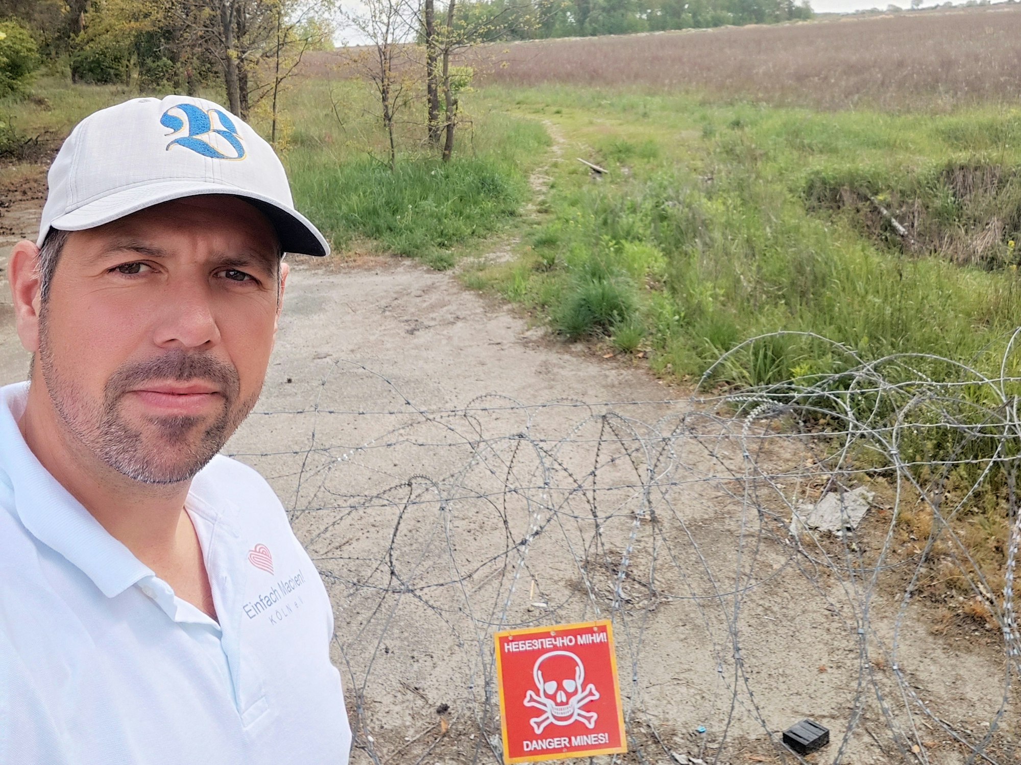 Martin Jeckel steht vor einem Drahtzaun.