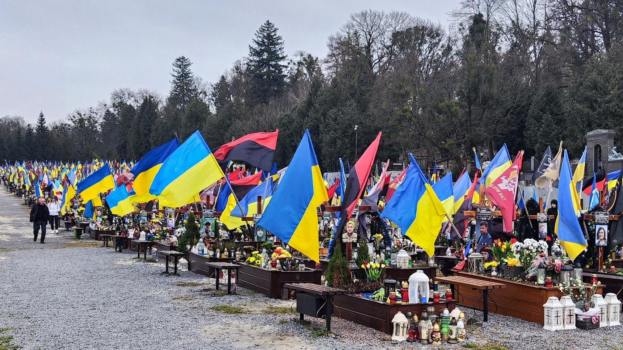 Blick auf einen provisorischen Friedhof.
