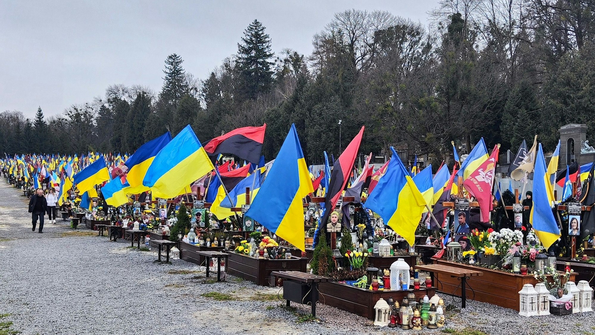 Blick auf einen provisorischen Friedhof.