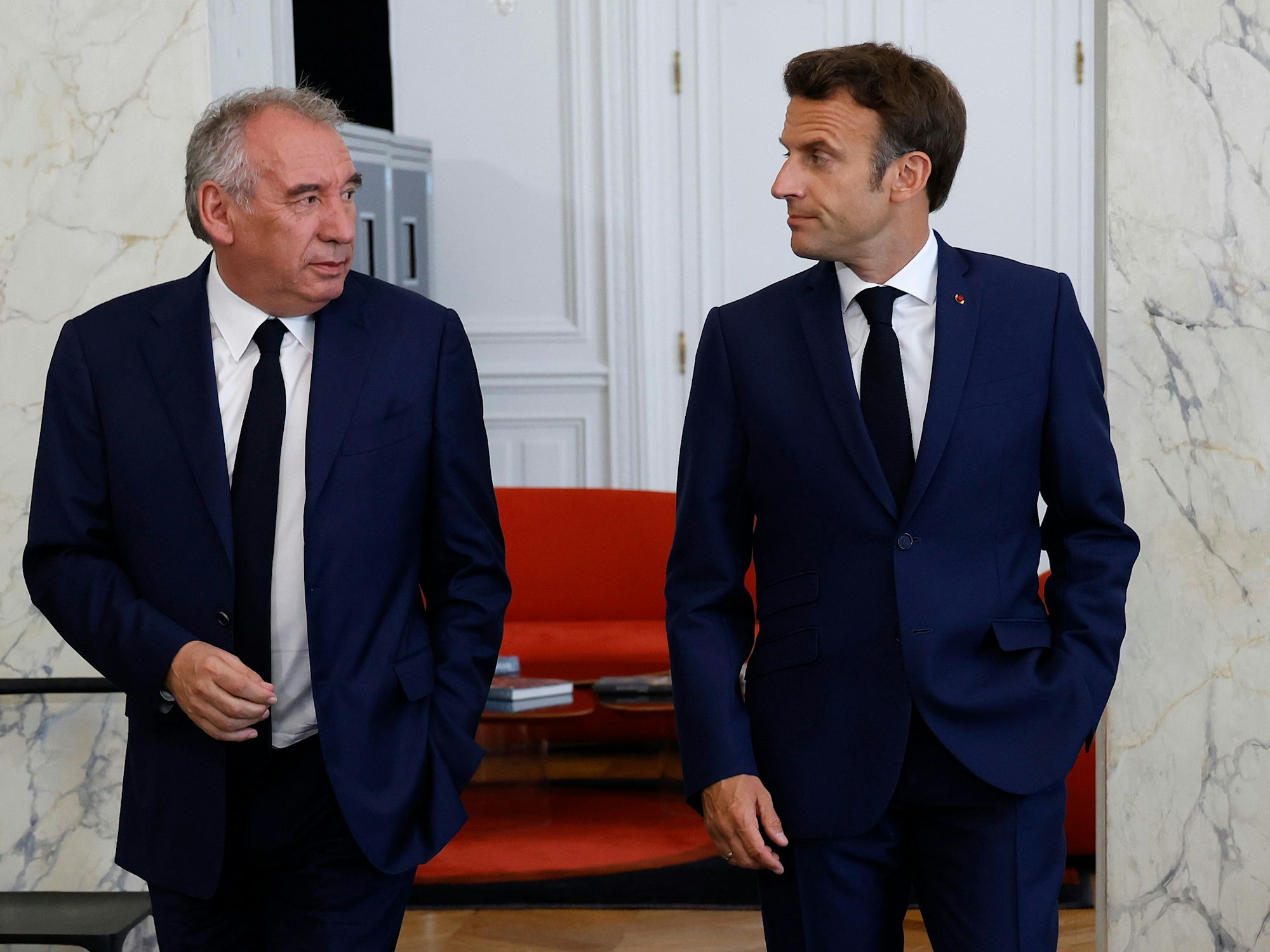 Emmanuel Macron (r), Präsident von Frankreich, neben Premierminister Francois Bayrou.